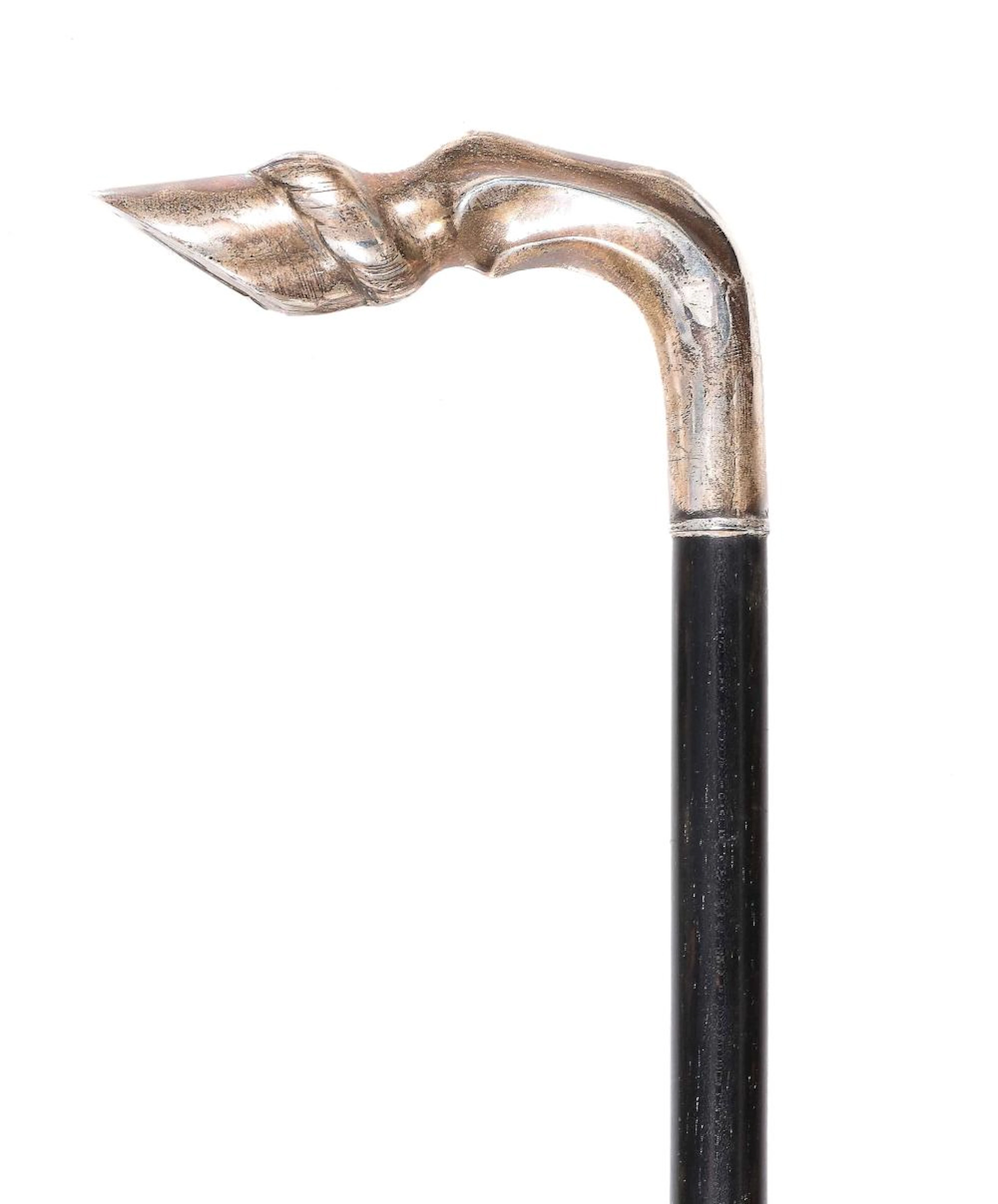 Bastón realizado en madera y plata en forma de pata de caballo.
