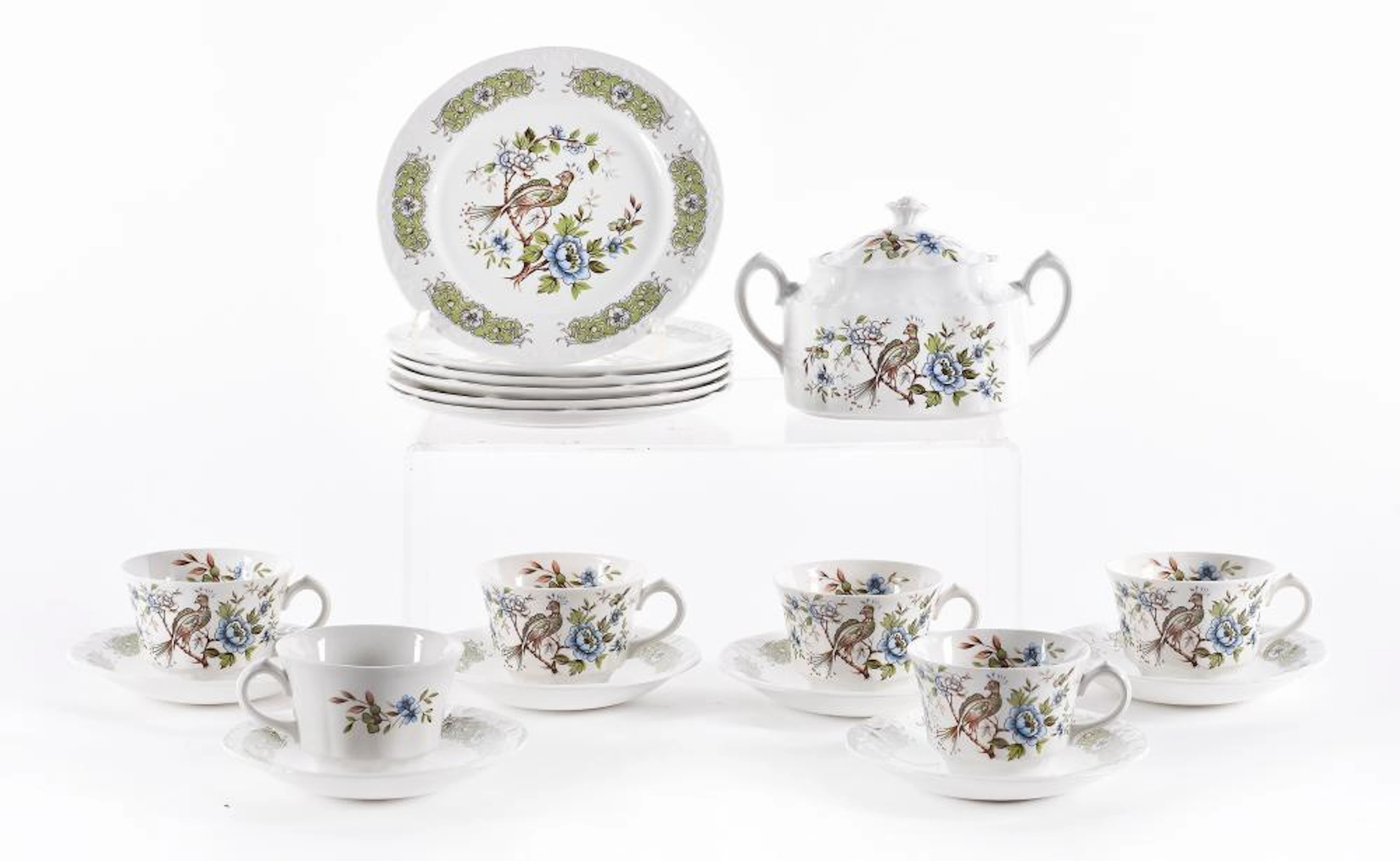 Juego de café para seis servicios realizados en porcelana...