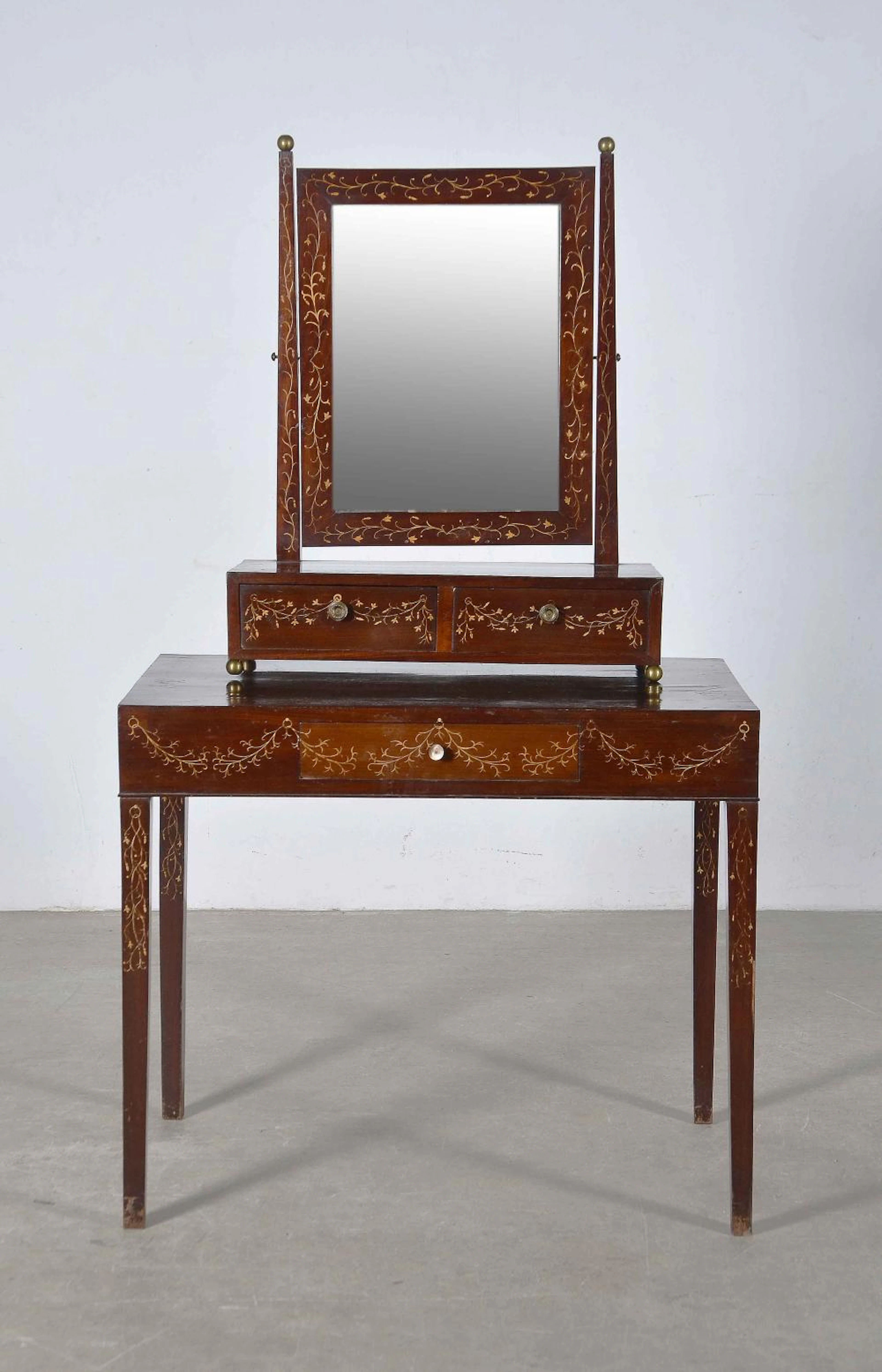 Mueble tocador con espejo realizado en madera de caoba con marquetería.