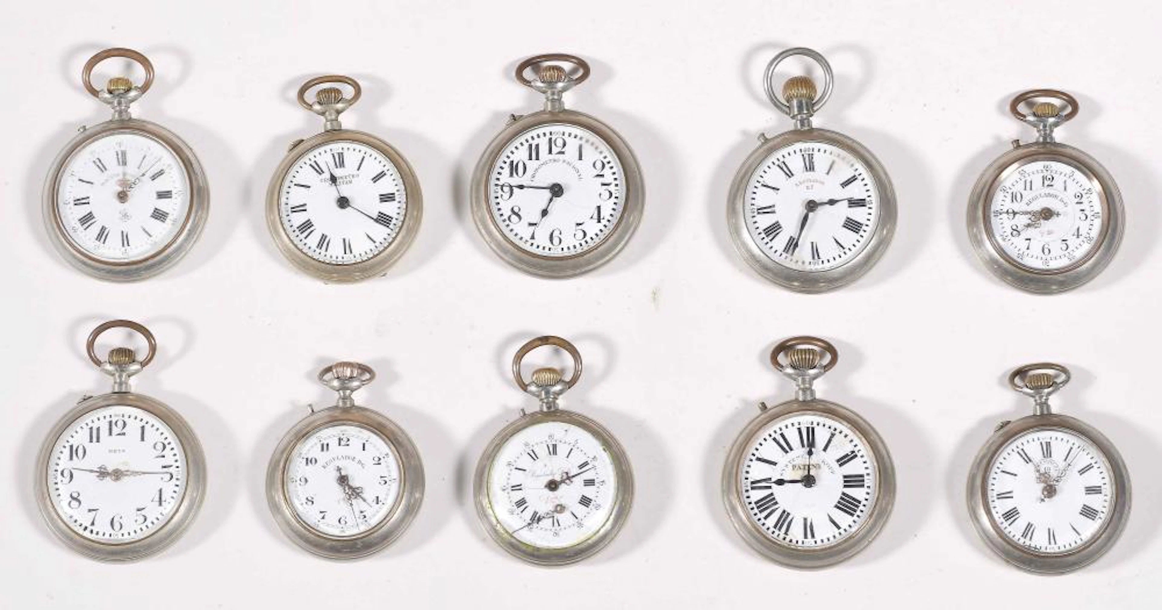 Lote compuesto por diez relojes de bolsillo realizados en diferentes materiales.