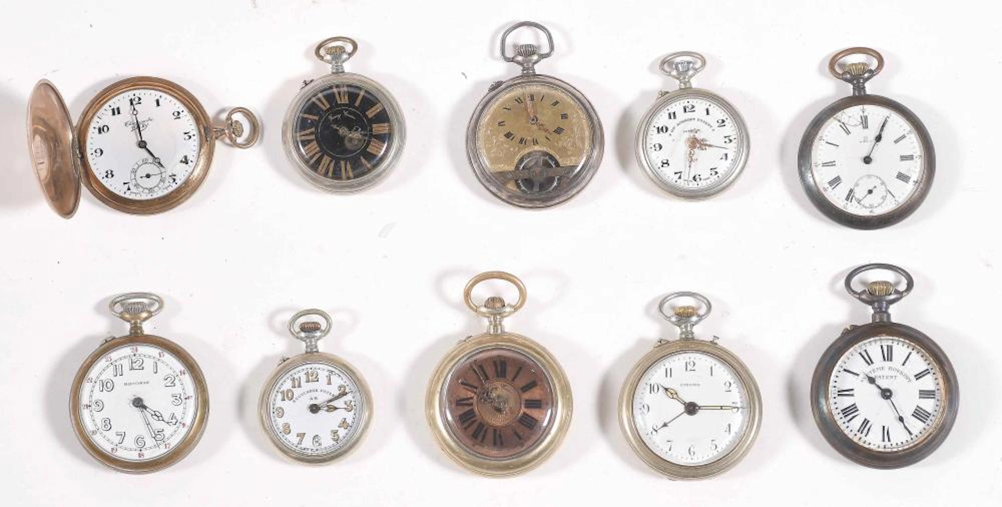 Lote compuesto por diez relojes de bolsillo realizados en diferentes materiales.