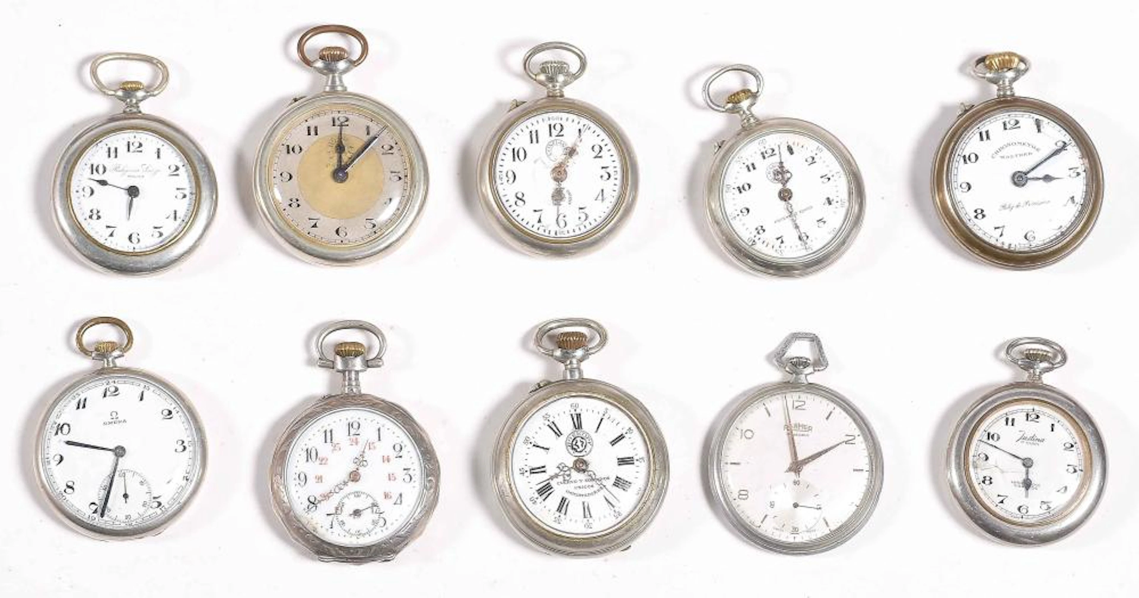 Lote compuesto por diez relojes de bolsillo realizados en diferentes materiales.