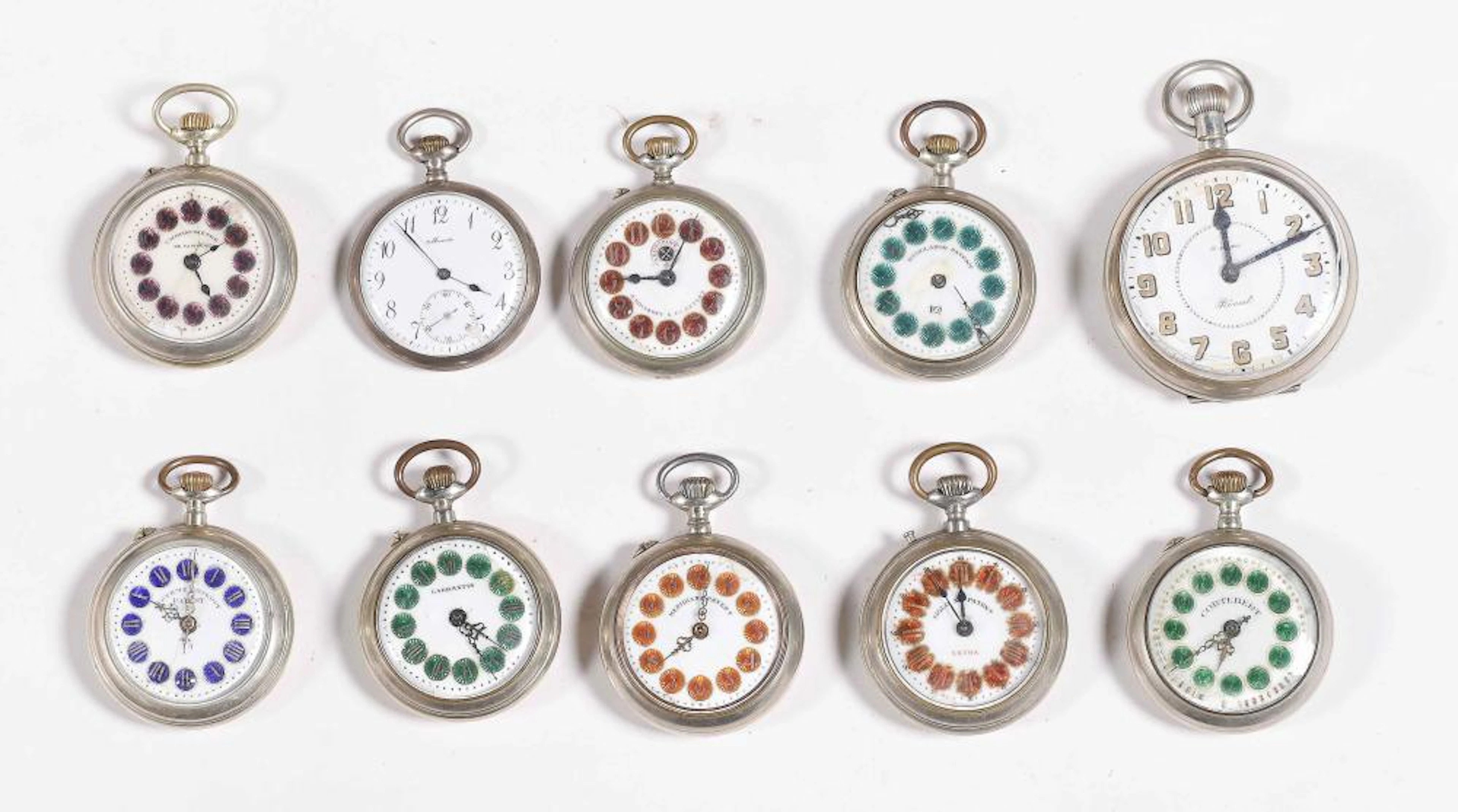 Lote compuesto por diez relojes de bolsillo realizados en diferentes materiales.