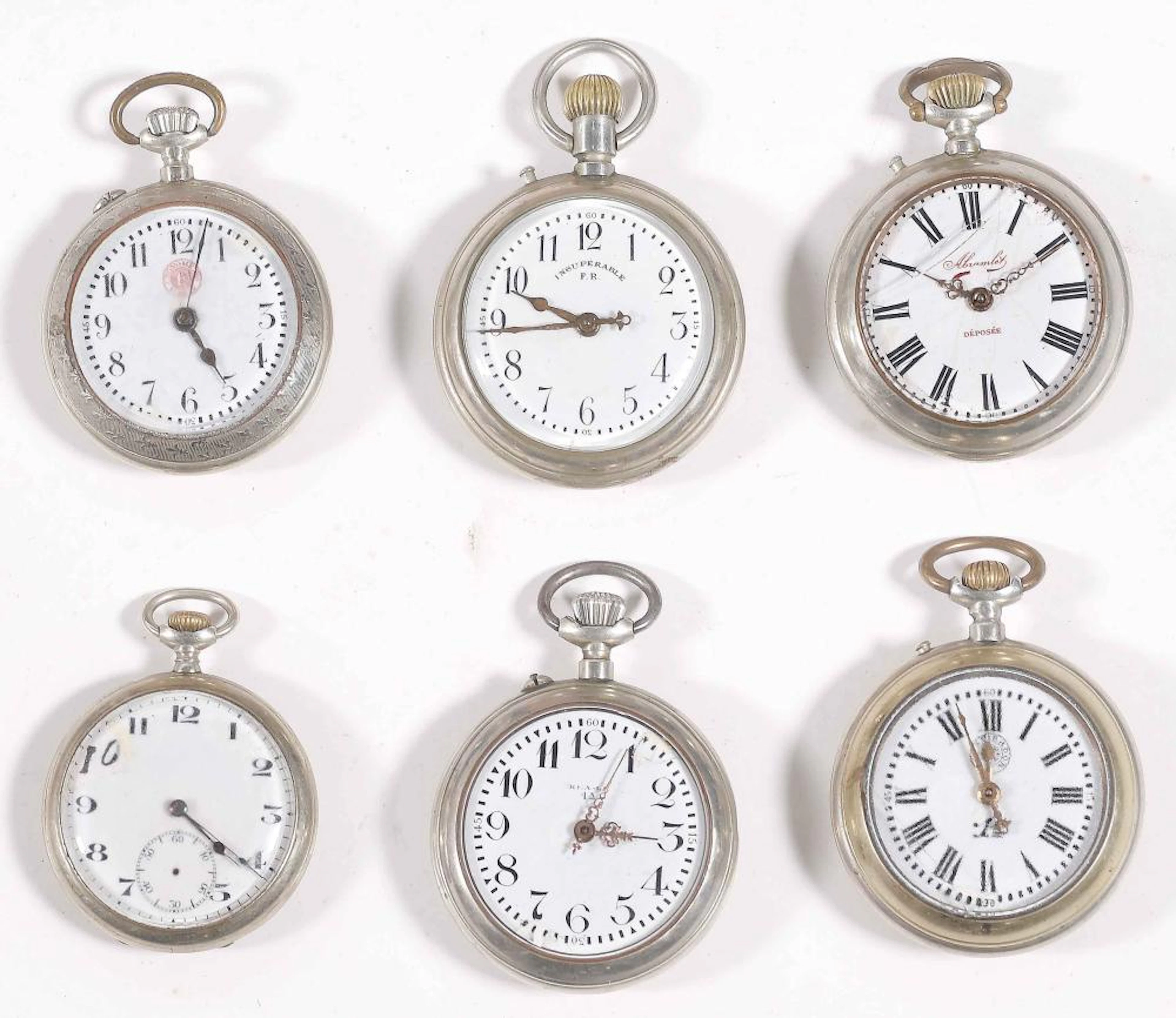 Lote compuesto por seis relojes de bolsillo realizados en diferentes materiales.