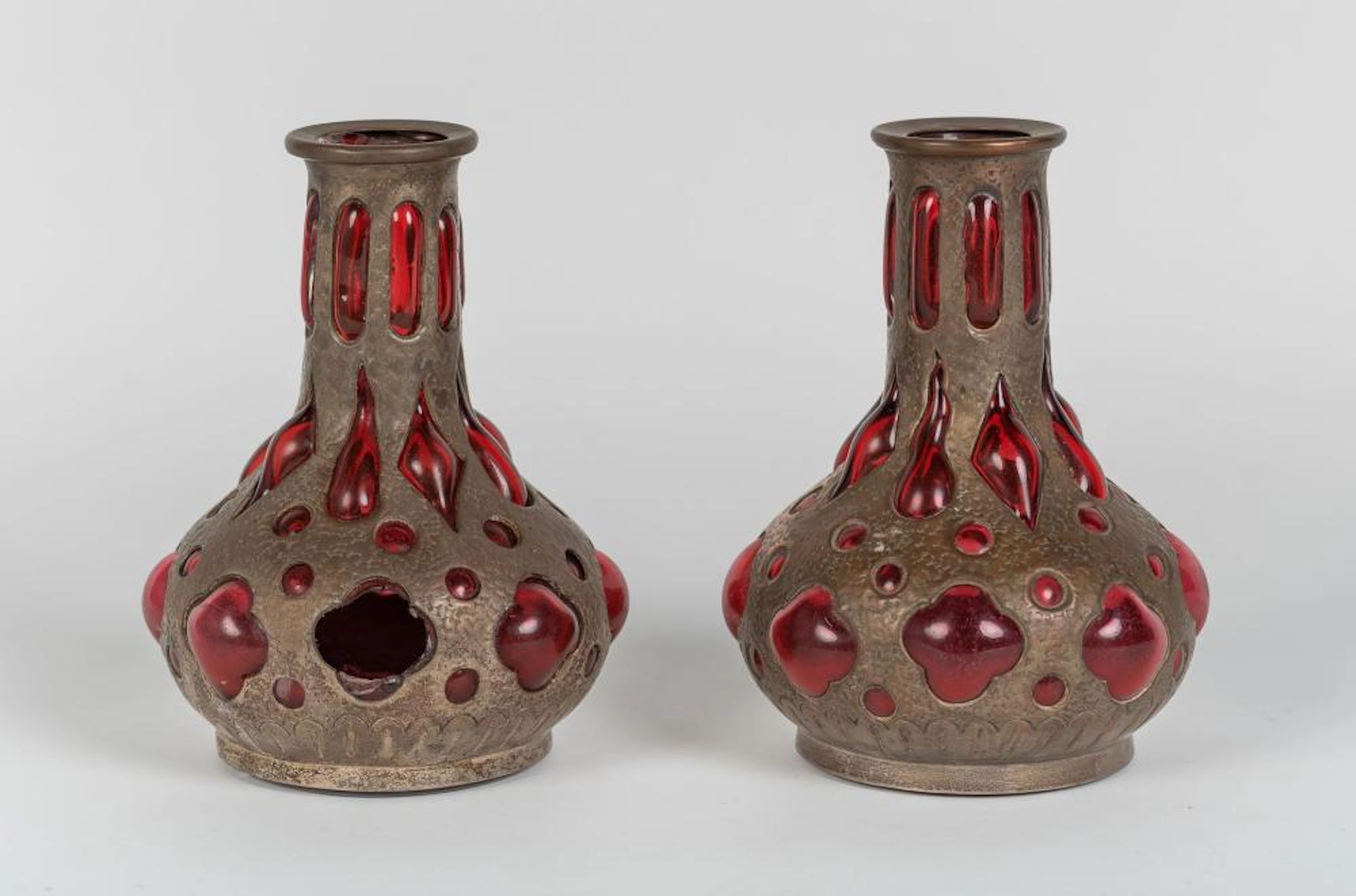 Pareja de jarrones realizados en cristal y cobre. Art Nouveau. Época:
