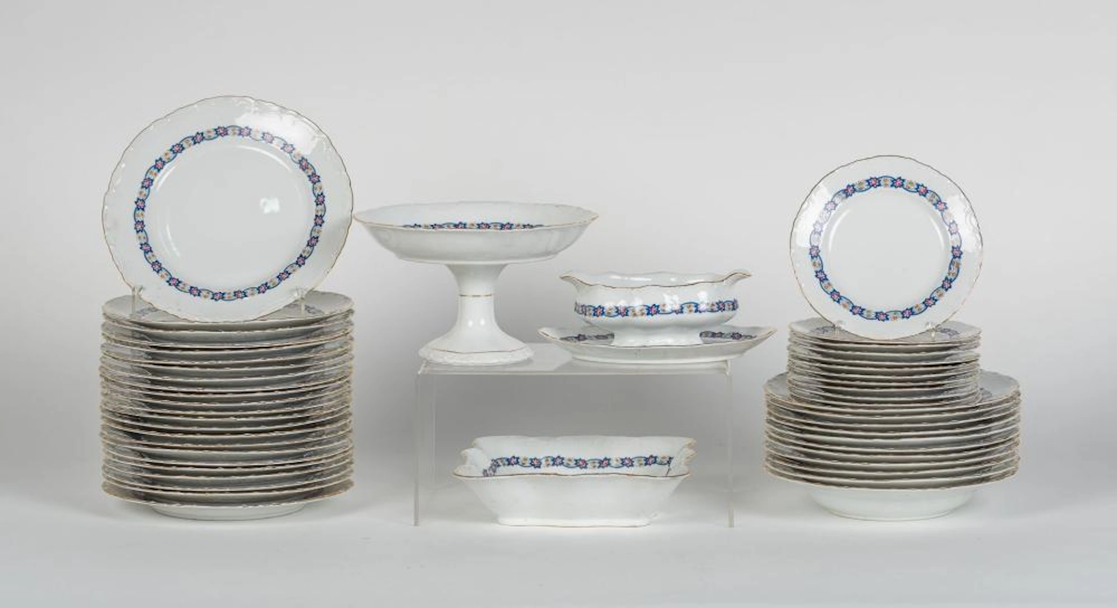 Vajilla compuesta por 48 piezas realizadas en porcelana de Bohemia. Ca