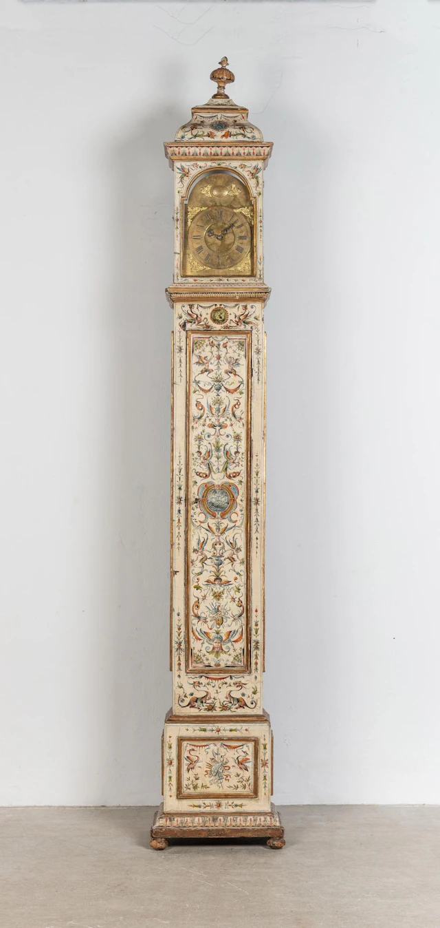 Reloj de pie veneciano realizado en madera policromada con motivos grut
