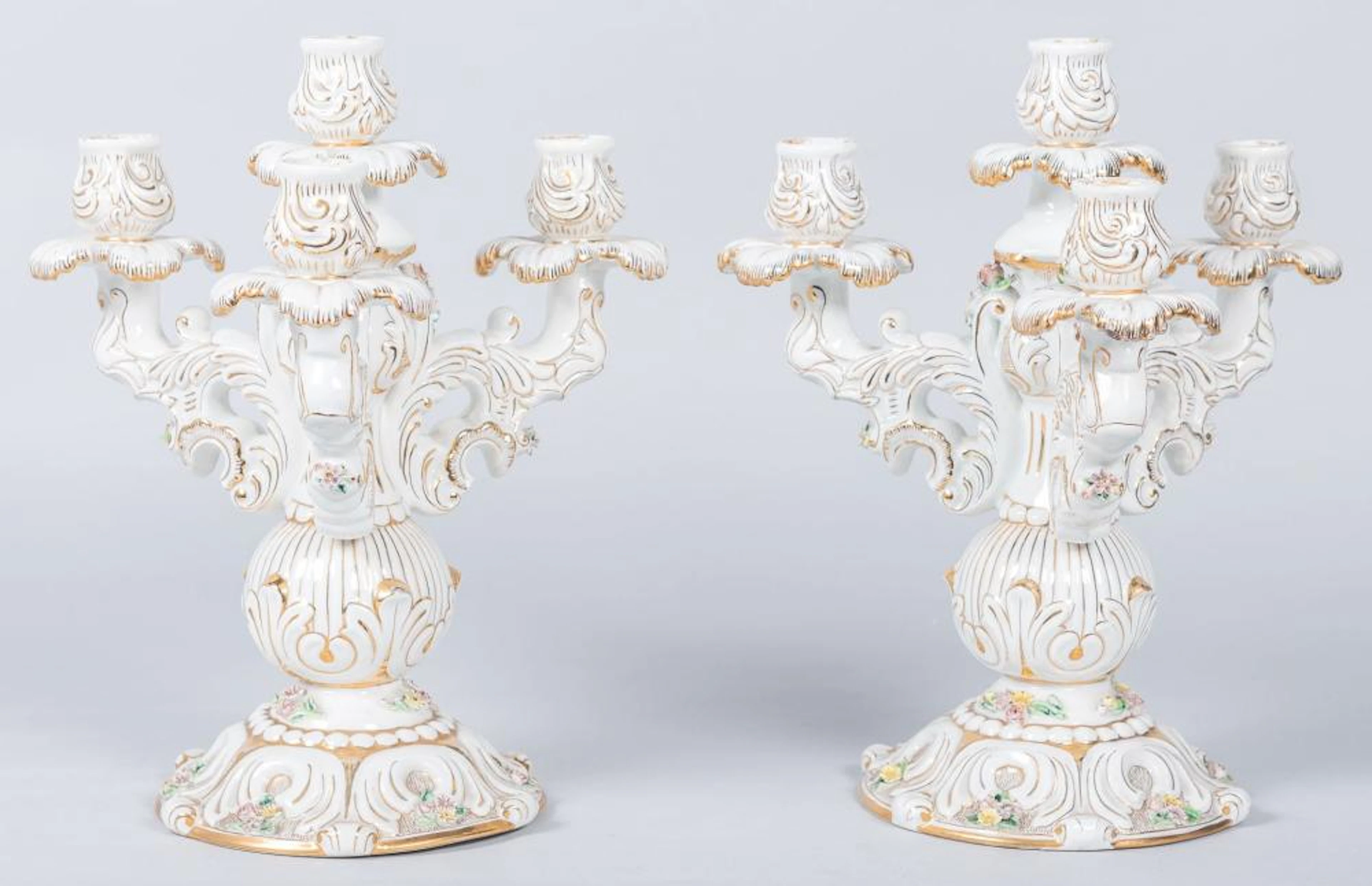 Pareja de candelabros realizados en porcelana esmaltada blanca y dorada