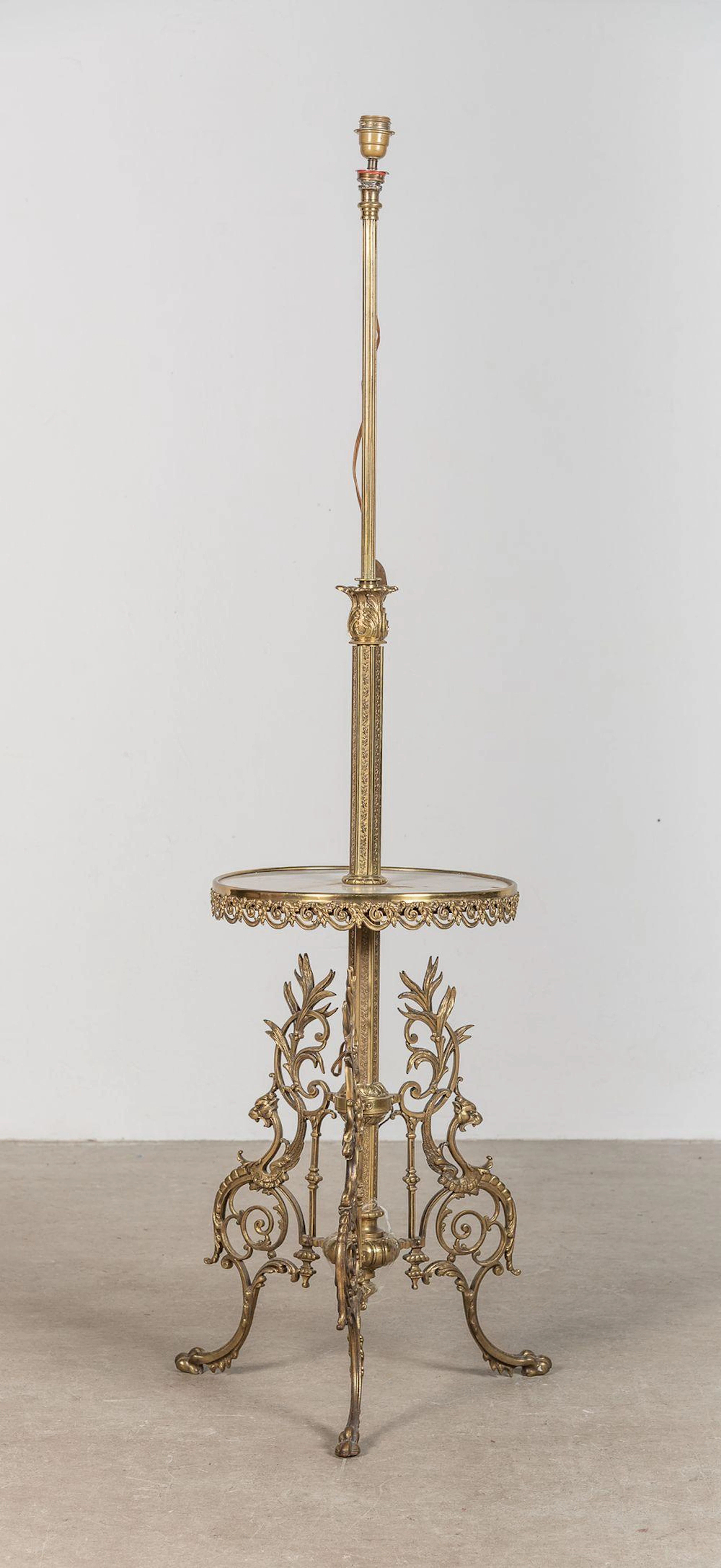 Lámpara de sobremesa realizada en bronce. Estilo Modernista. Circa 19
