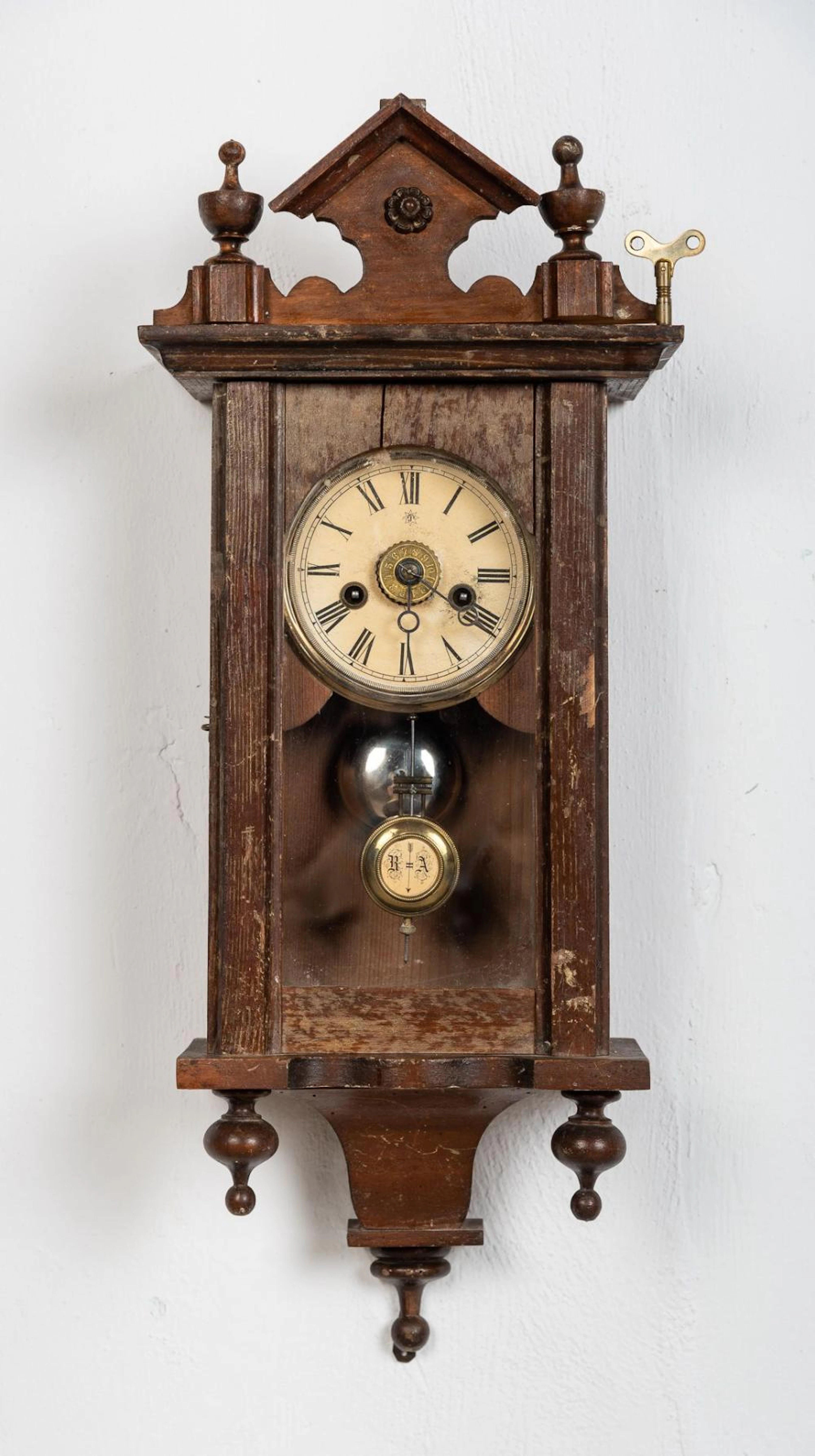 Reloj de pared Junghans realizado en madera de pinotea. Época: Princip