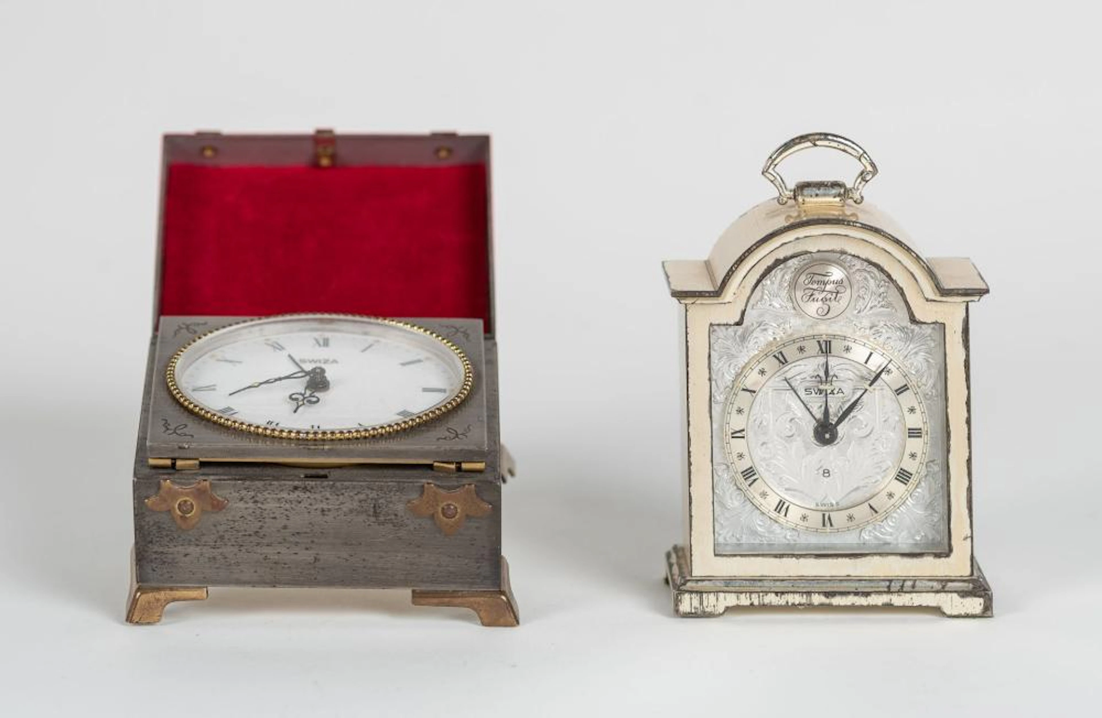 Lote compuesto por dos relojes portátiles de la marca Swiza, Suiza. Ép