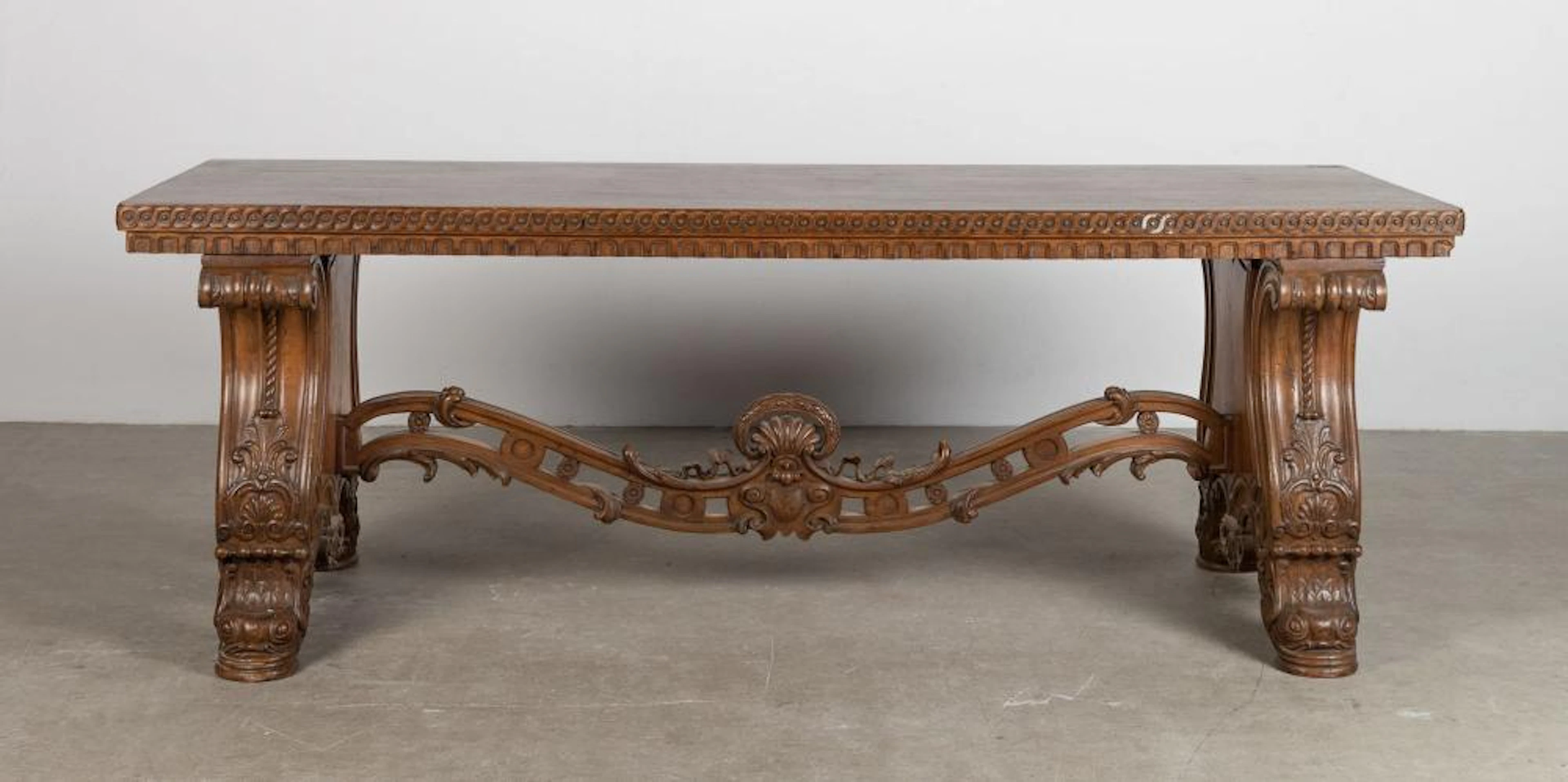 Mesa realizada en madera de nogal tallado. Italia. Época: S. XIX Med