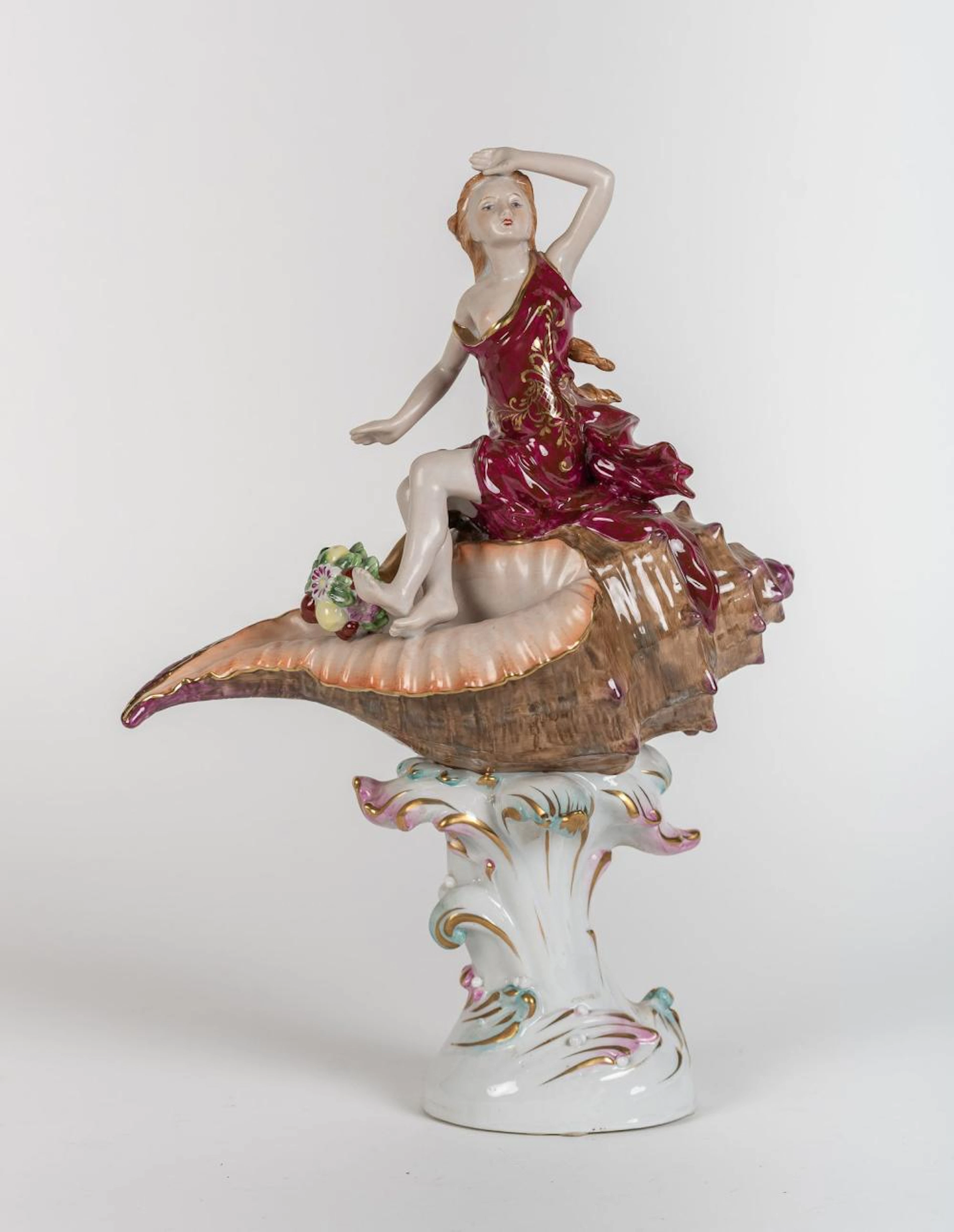 Figura realizada en porcelana representando ninfa del mar sobre caracol