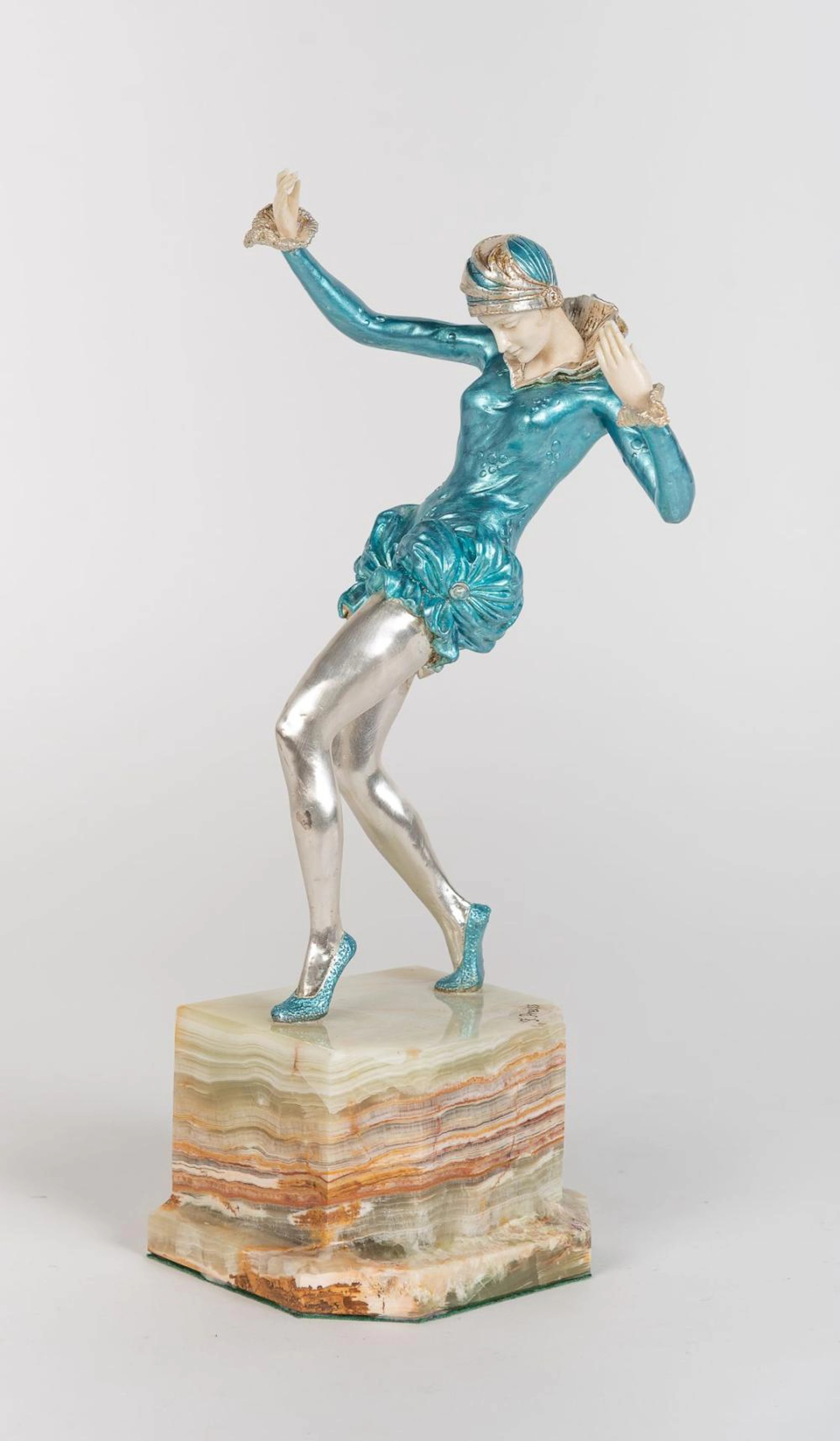 Figura criselefantina de bronce con peana de ónix siguiendo modelos de
