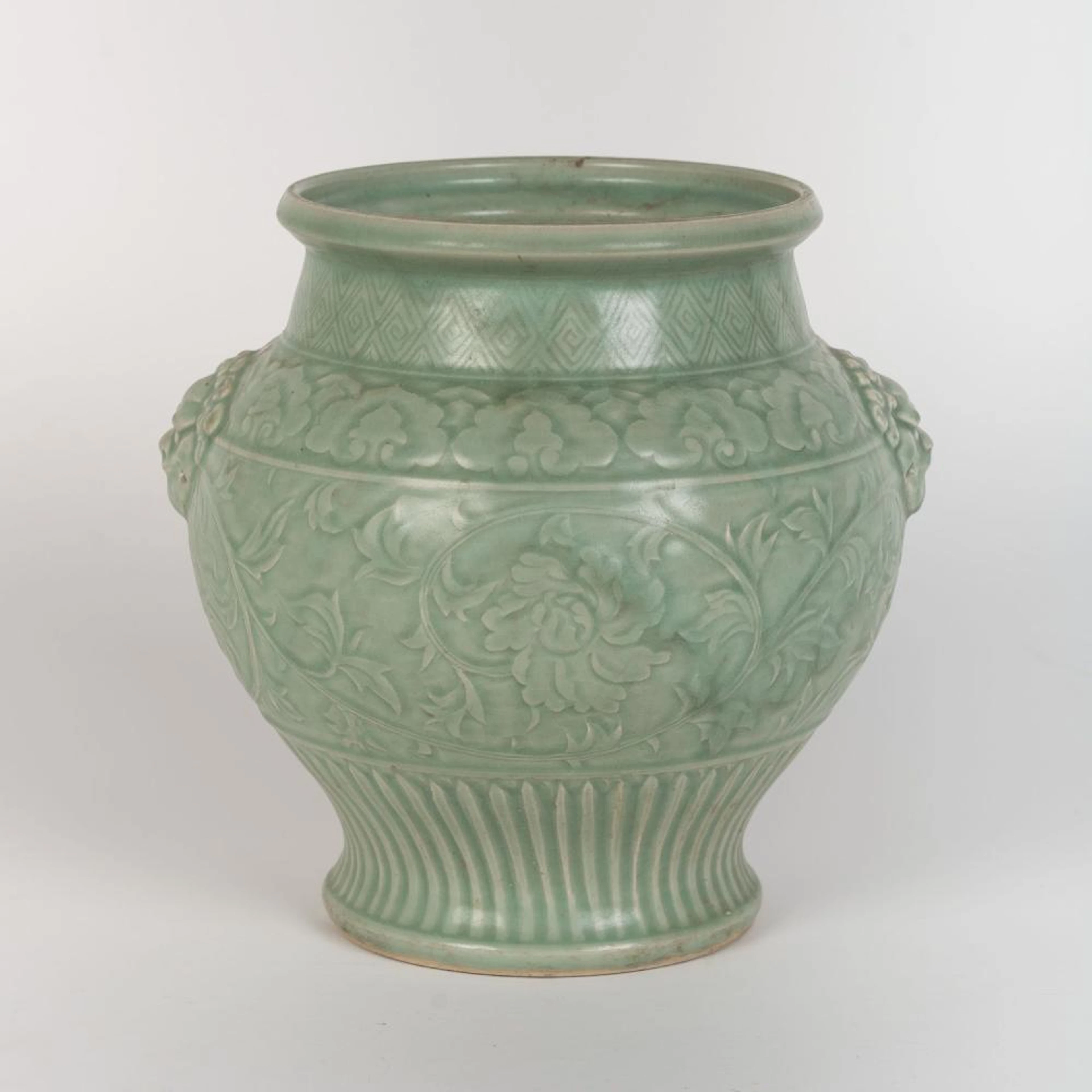 Jarrón realizado en cerámica celadón verde con decoración incisa y vege