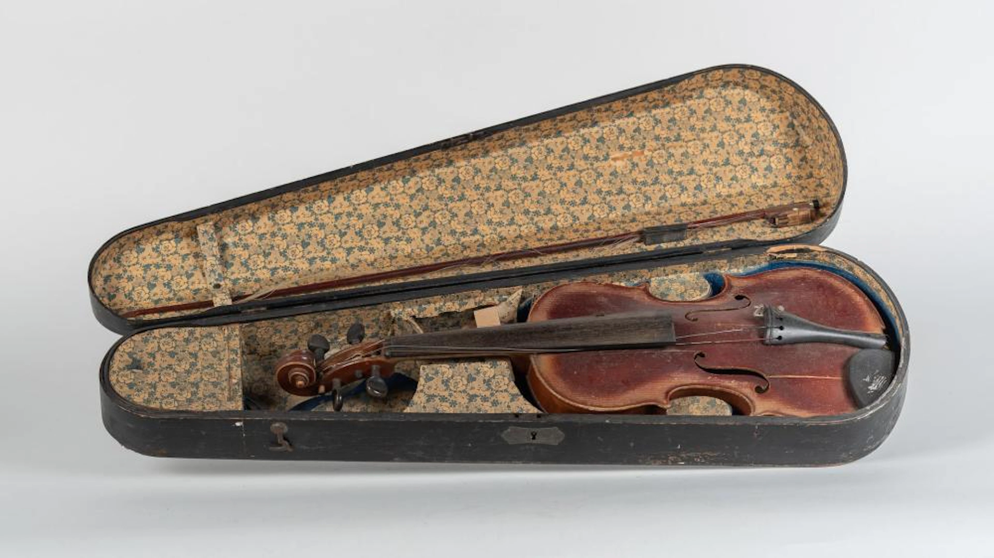 Violín con su estuche original. Francia. Época: Principios S. XX Med