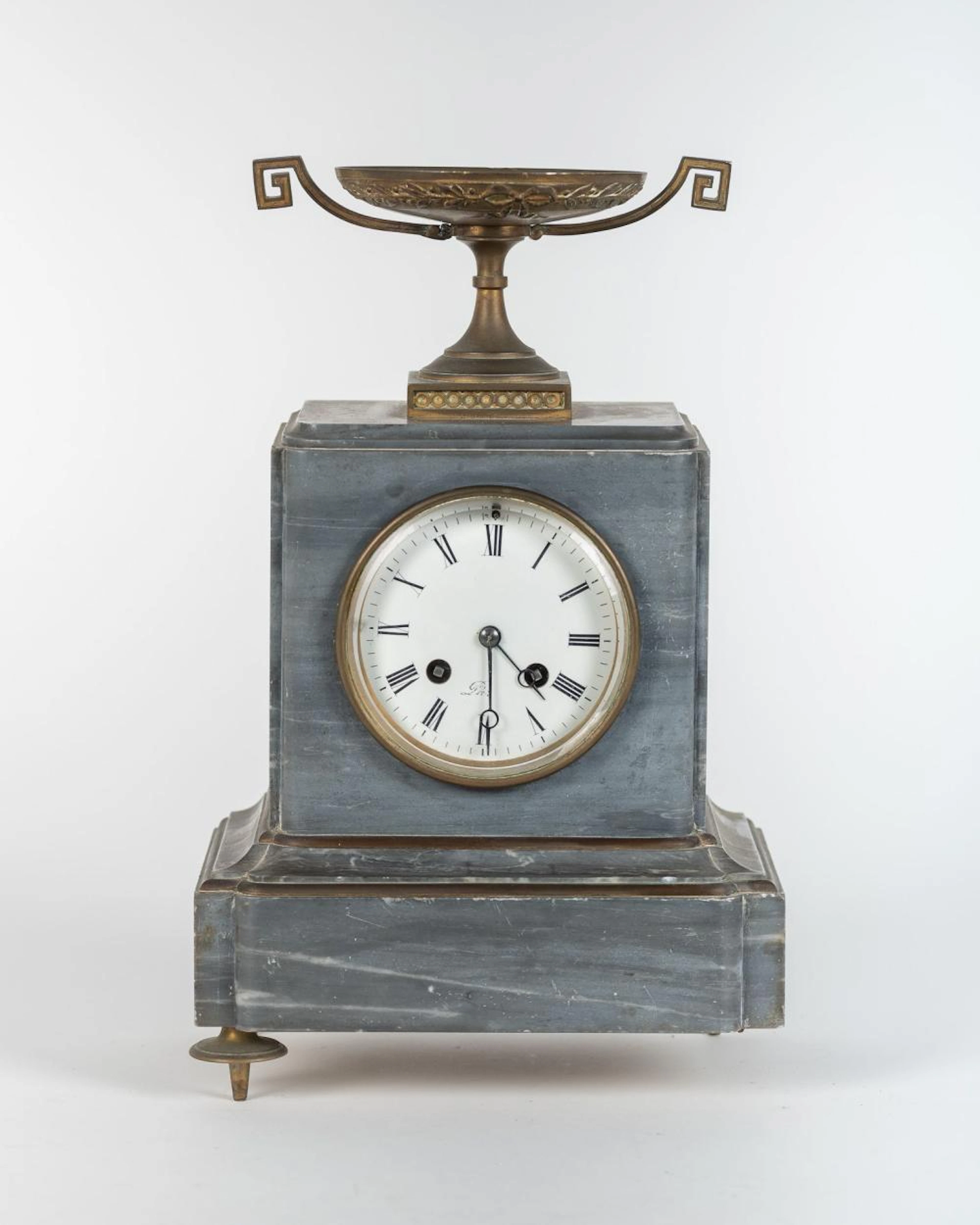 Reloj de sobremesa realizado en bronce y mármol. Francia. Época: S.