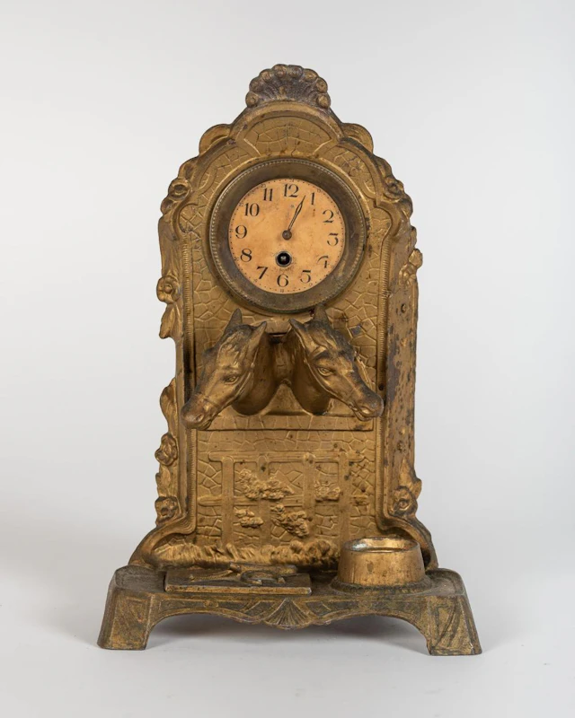 Reloj realizado en bronce con motivos ecuestres. Junghans, circa 1900.
