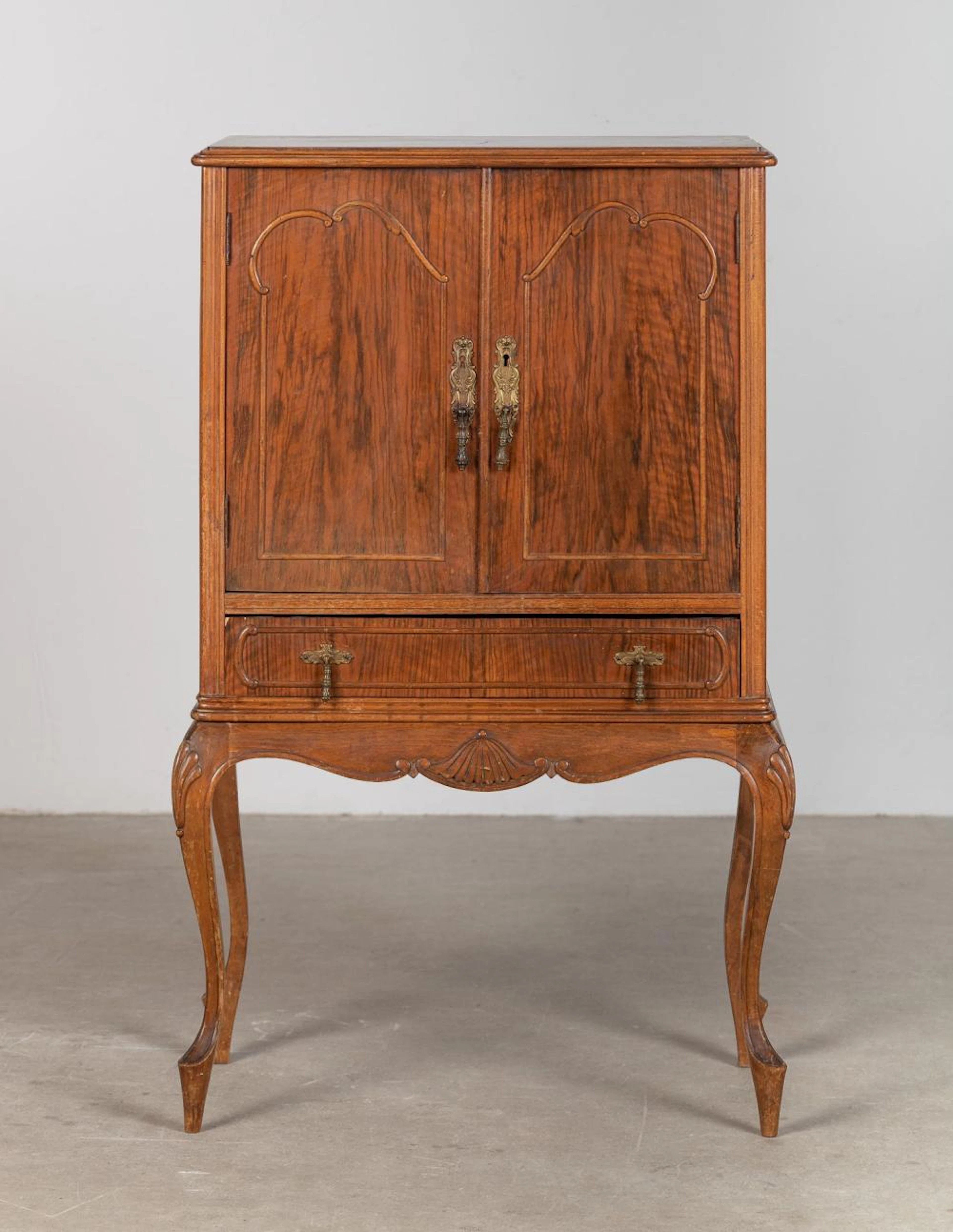 Mueble bar realizado en madera tallada. Estilo Luis XV. Época: Princi