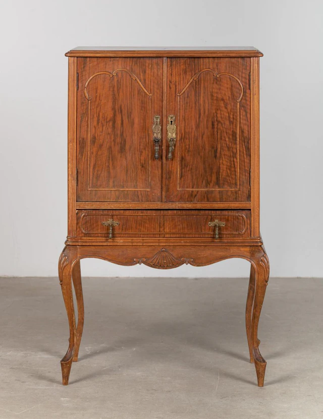 Mueble bar realizado en madera tallada. Estilo Luis XV. Época: Princi