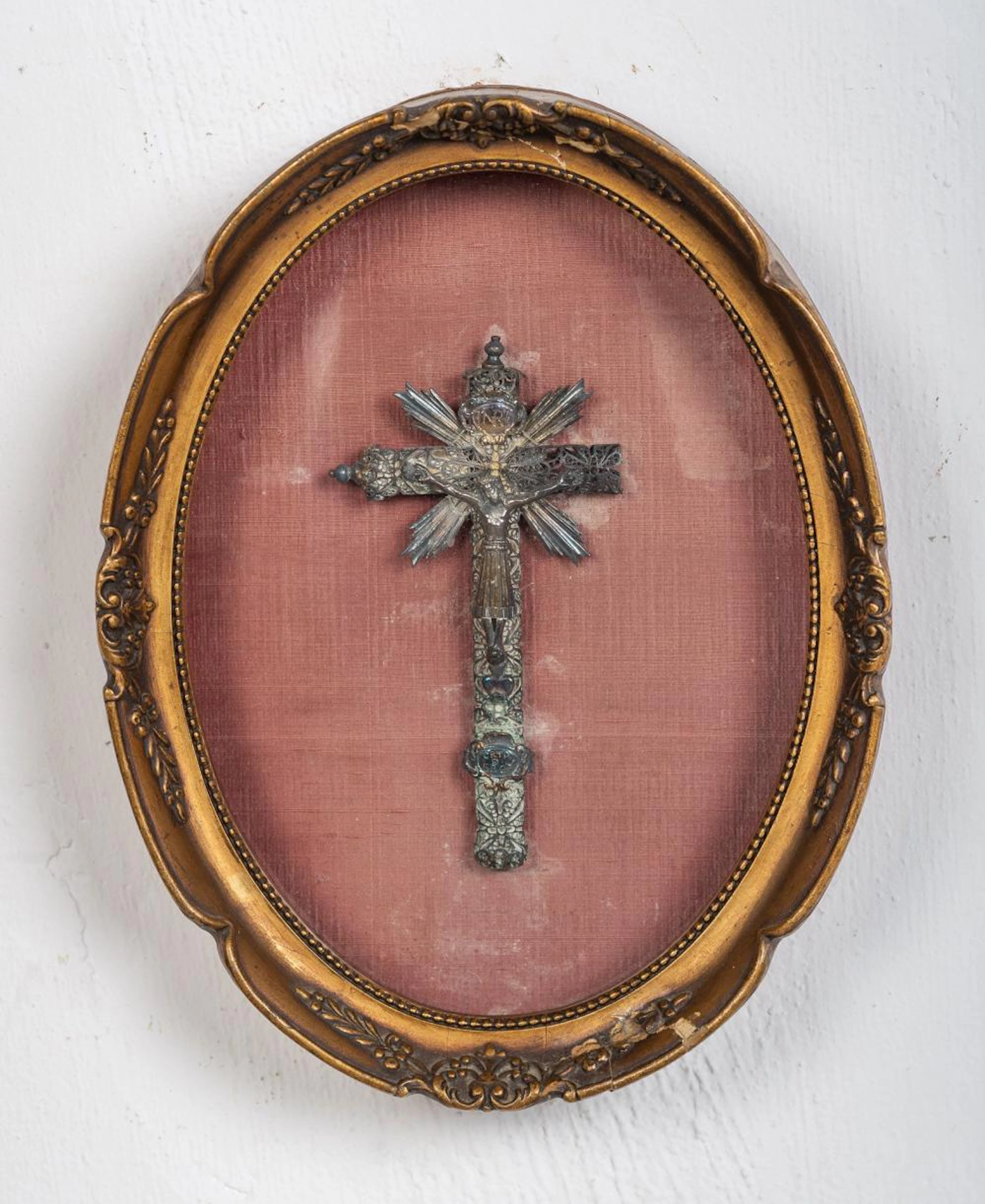 Cristo de Burgos enmarcado realizado en plata y plata dorada con filigr