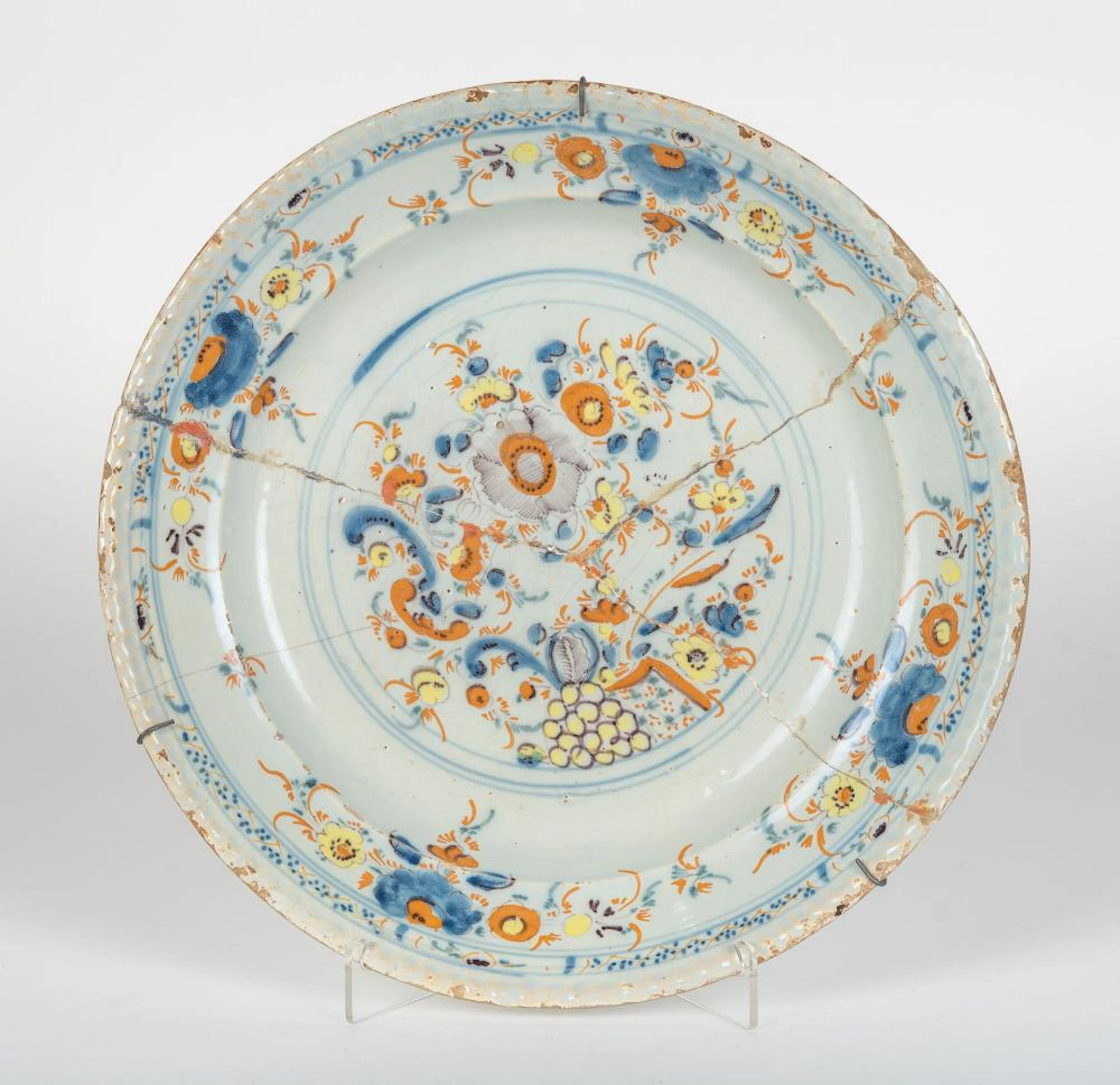 Plato realizado en cerámica de Talavera con decoración floral. Época: