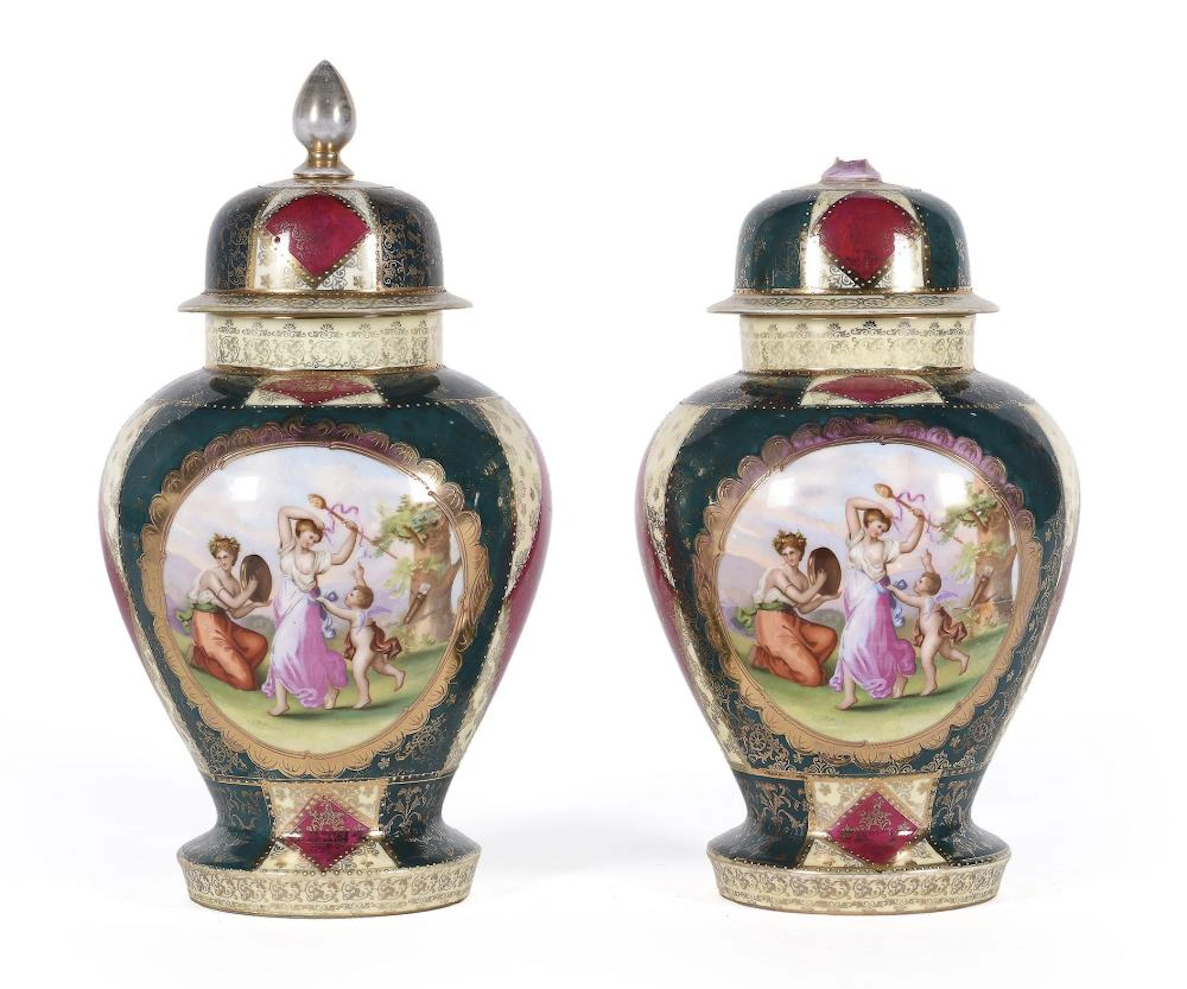 Pareja de potiches realizados en porcelana con decoración de escenas clásicas