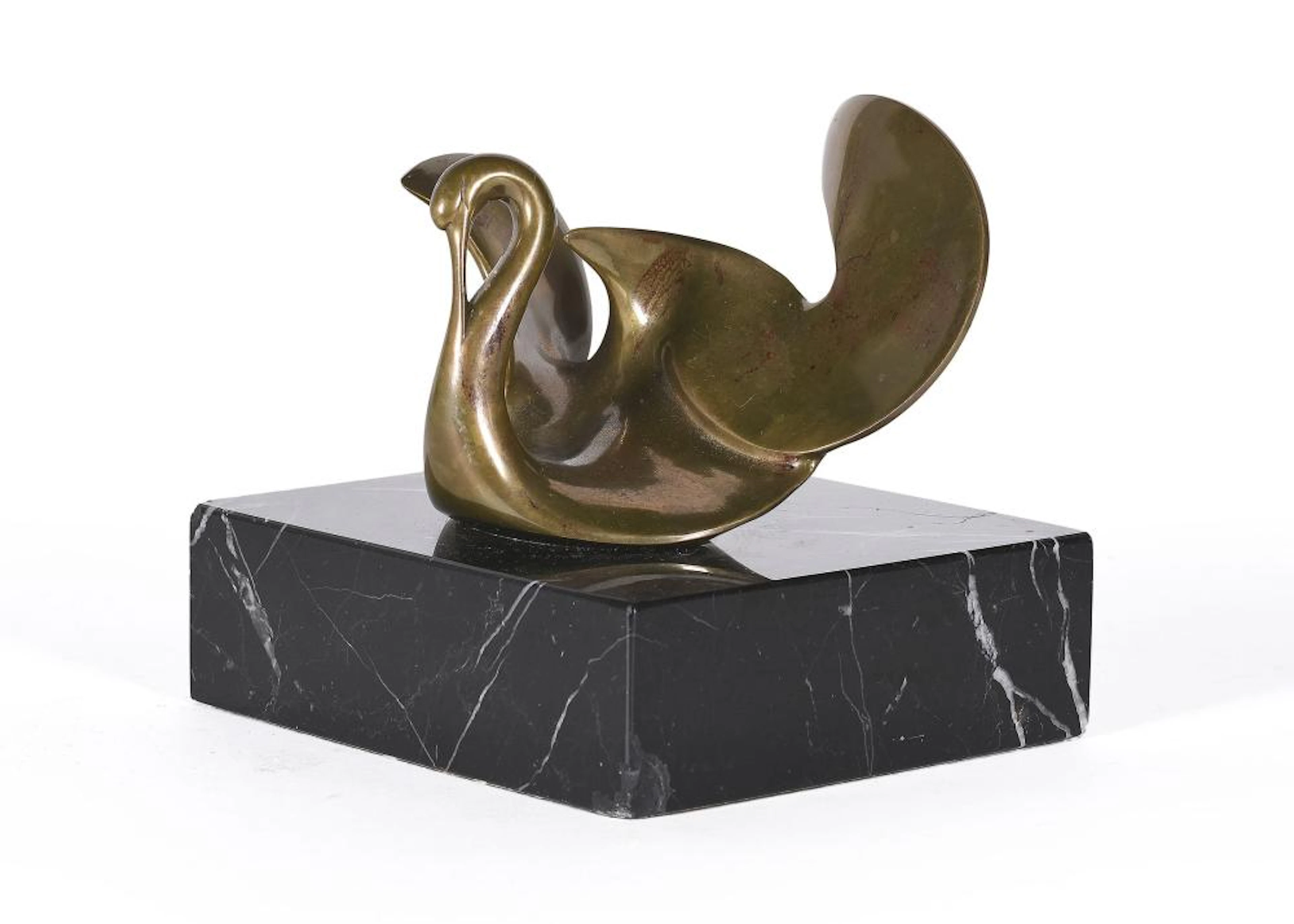 Figura realizada en bronce dorado representando cisne.?