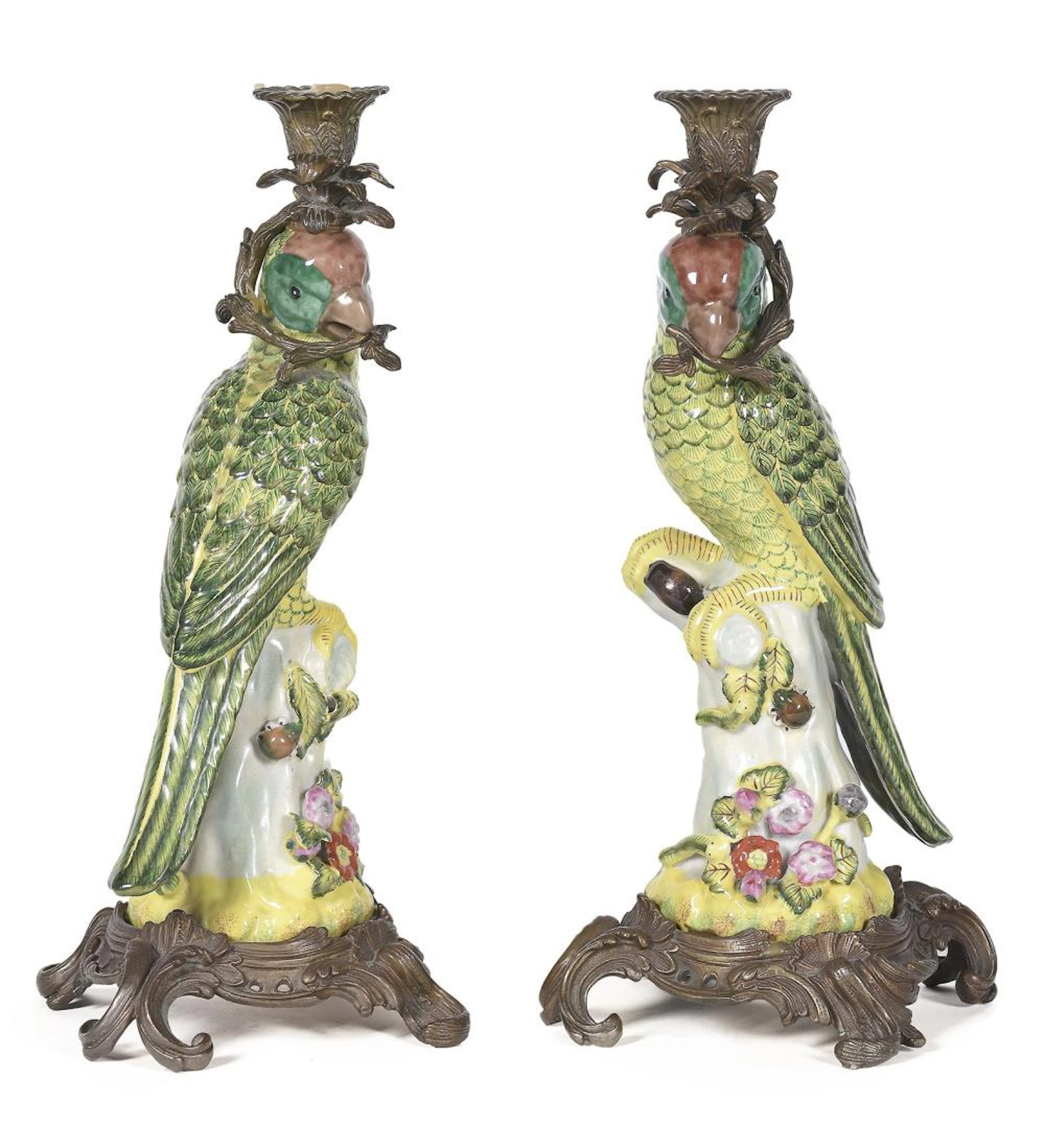 Pareja de candeleros realizados en porcelana y bronce representando loro.?