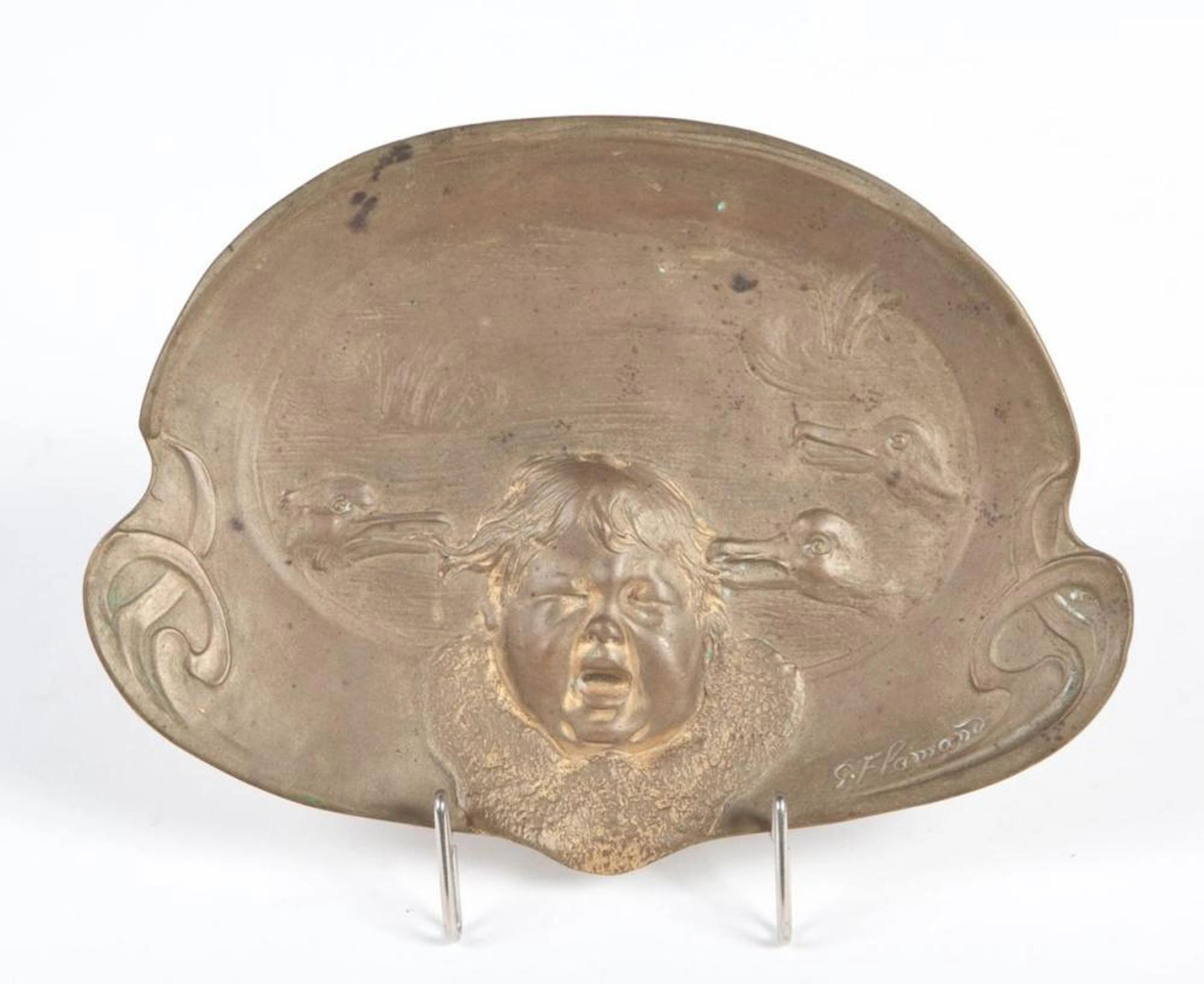 Plato realizado en bronce dorado representando angelote firmado G