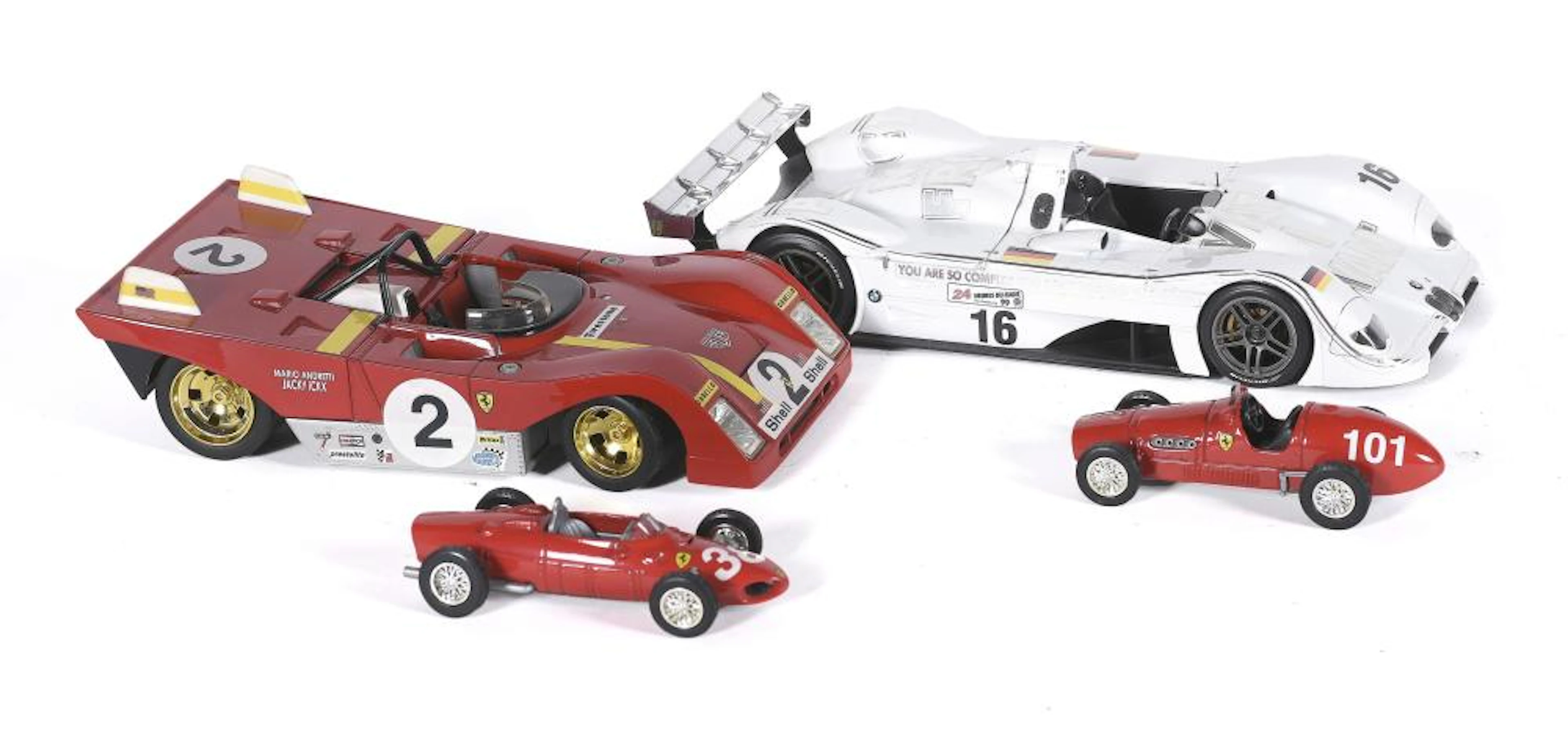 Lote compuesto por cuatro coches de carreras en miniatura realizados en metal