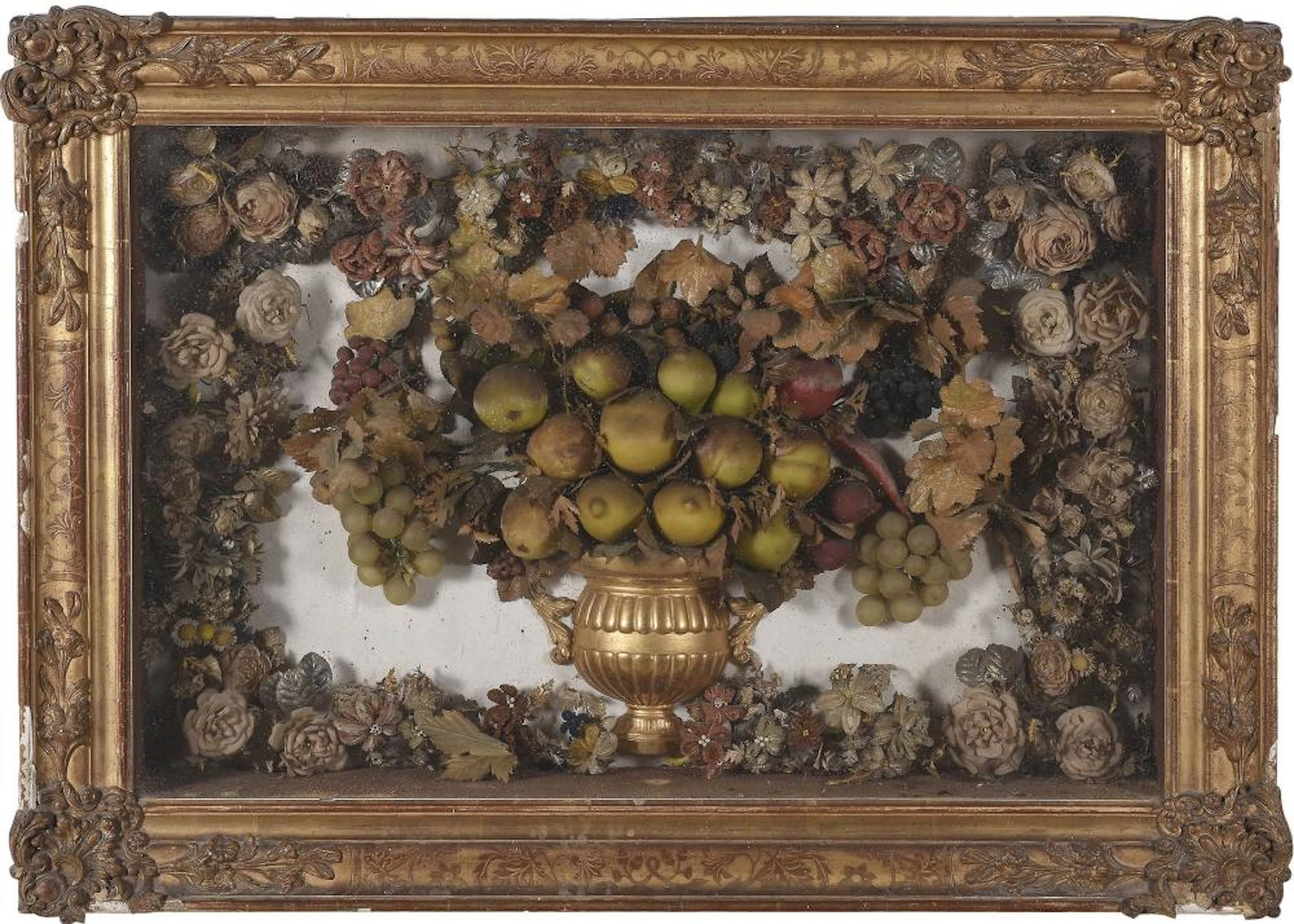 Escaparate con bodegón de frutas y flores