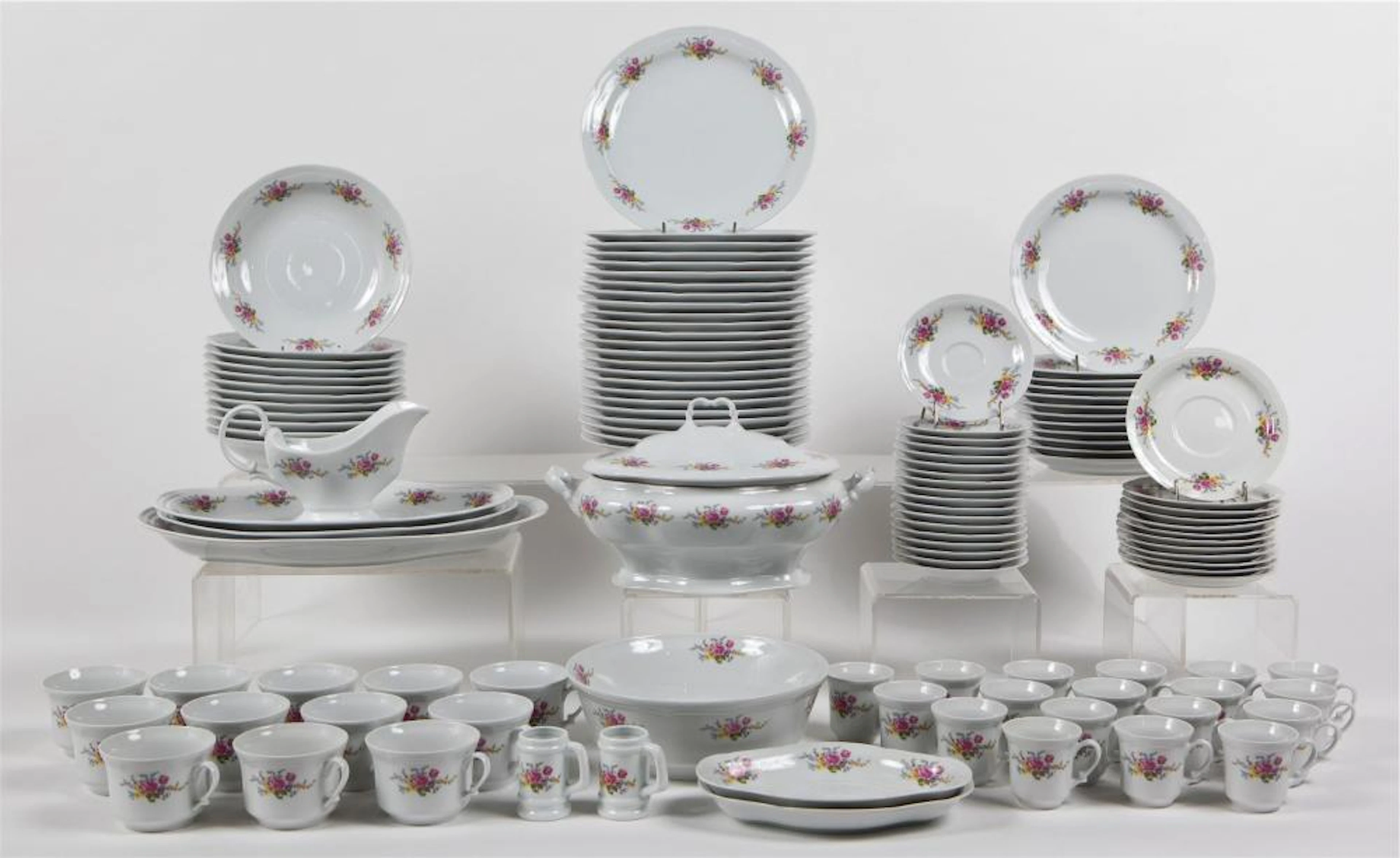 Vajilla compuesta por 106 piezas realizadas en porcelana dominica lejona.?