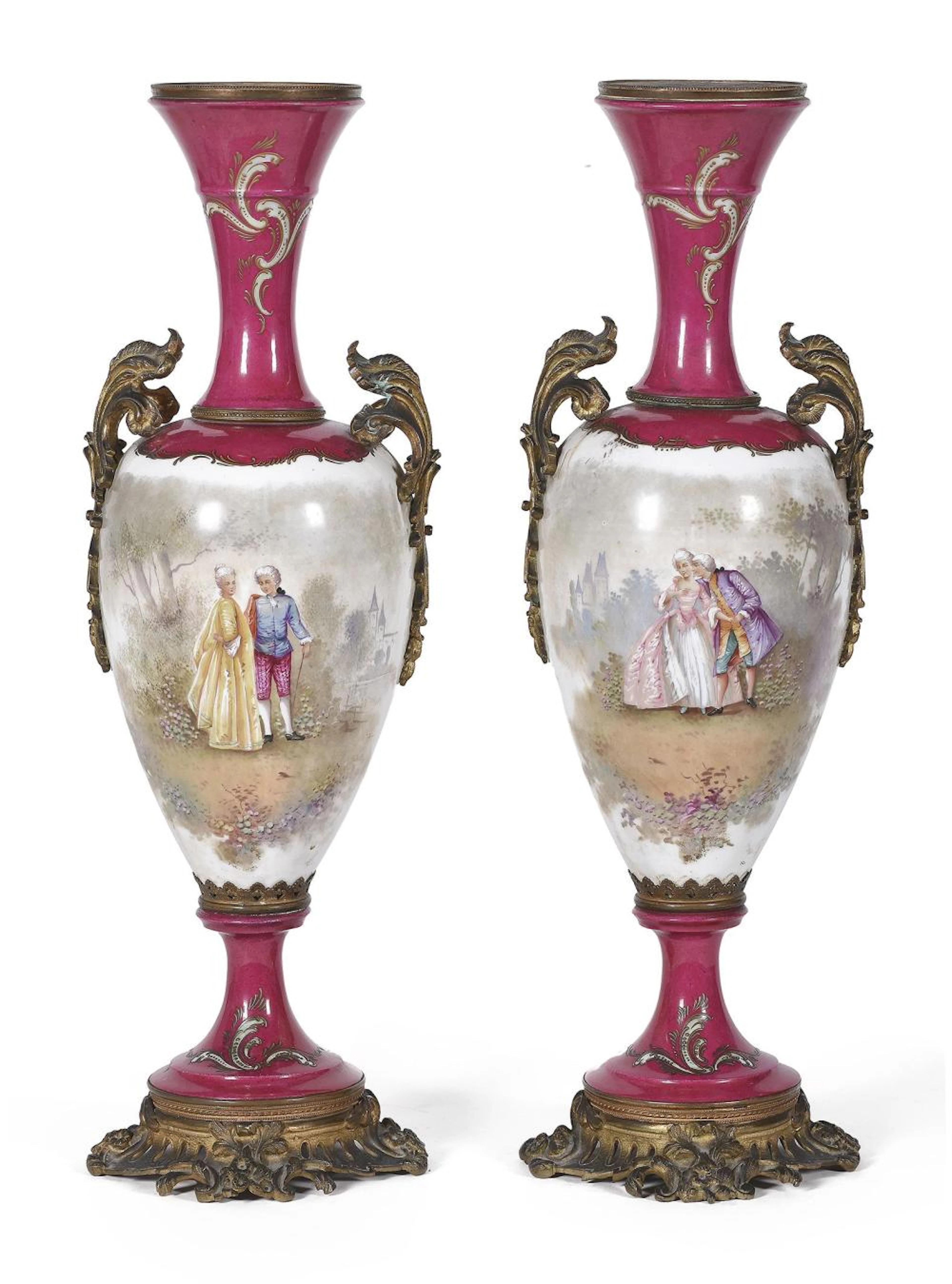 Pareja de jarrones realizados en porcelana de París y...