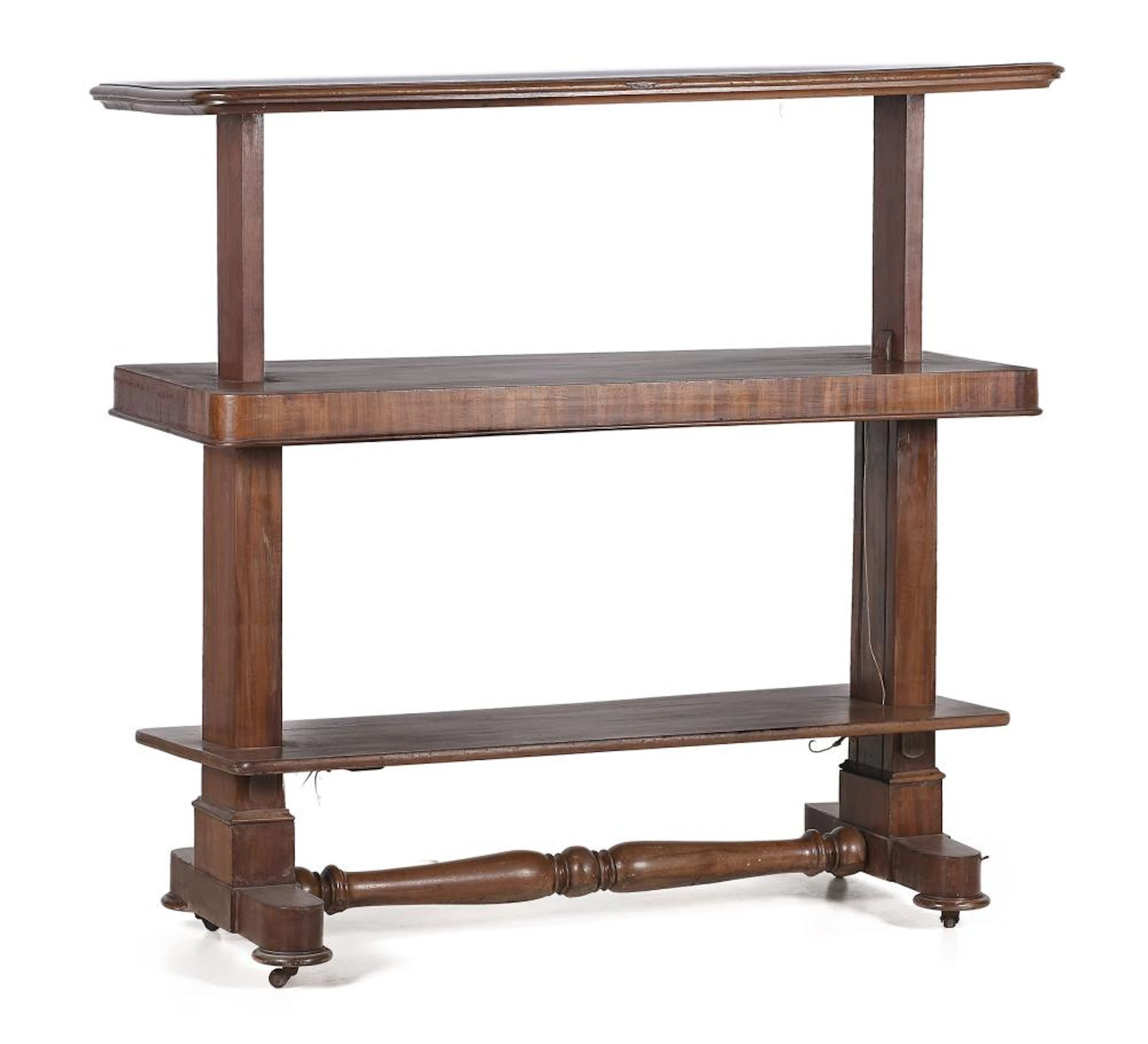 Mesa auxiliar de tres baldas con ruedas realizada en madera de caoba.?