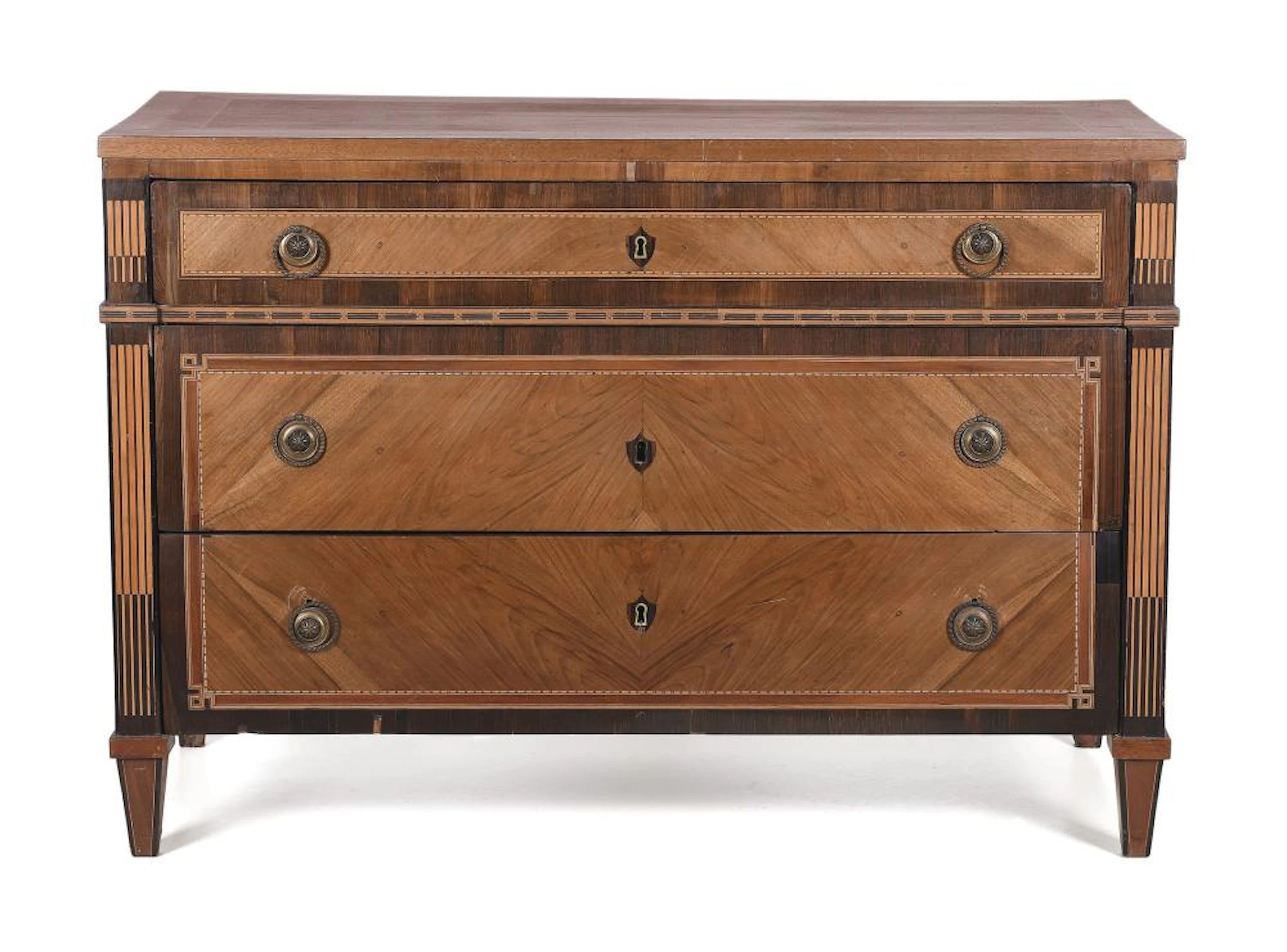 Cómoda realizada en madera de nogal con marquetería. Estilo Luis XVI.?
