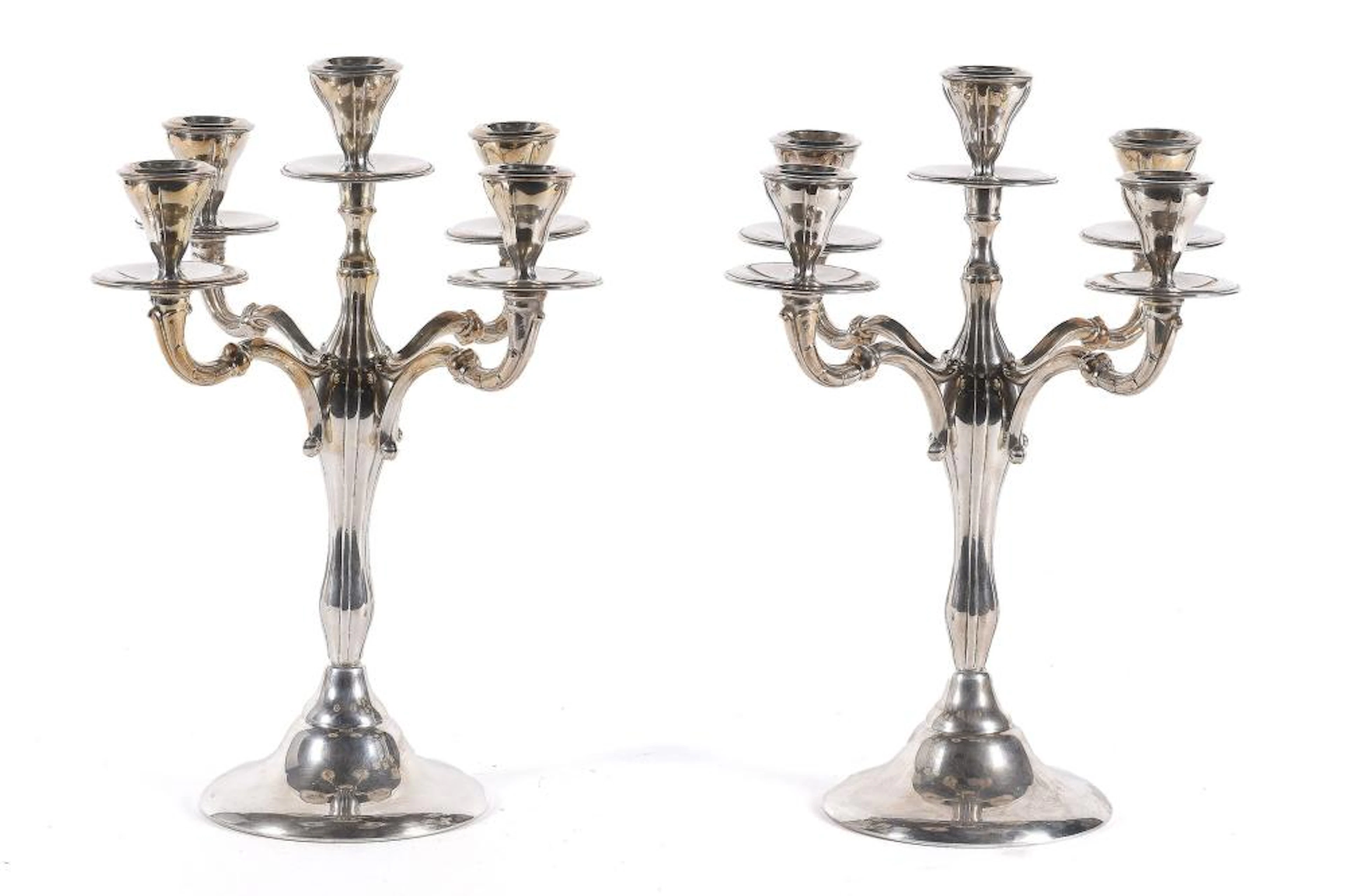 Pareja de candelabros realizados en metal plateado.?