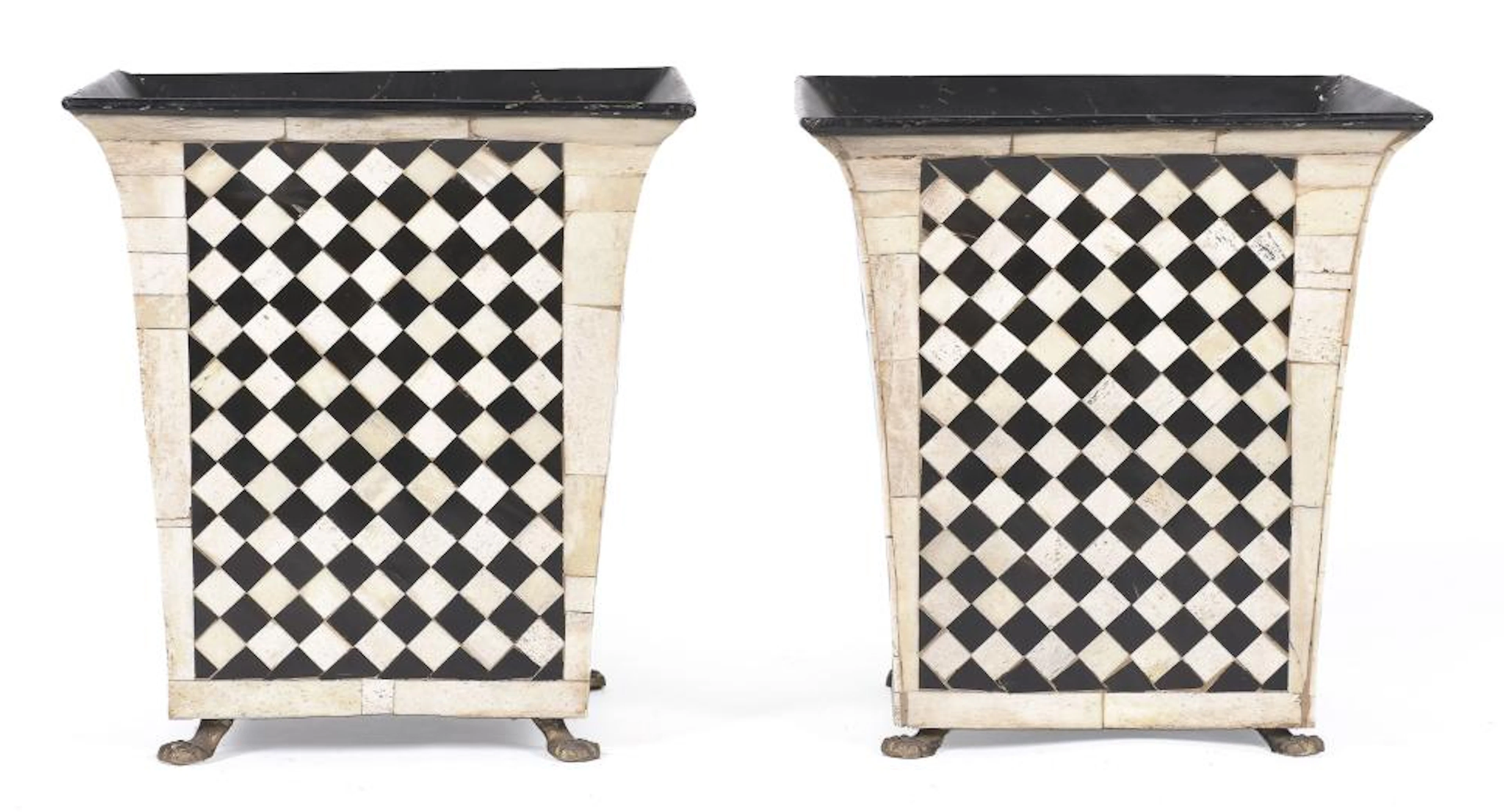 Pareja de maceteros realizados en madera ebonizada y...