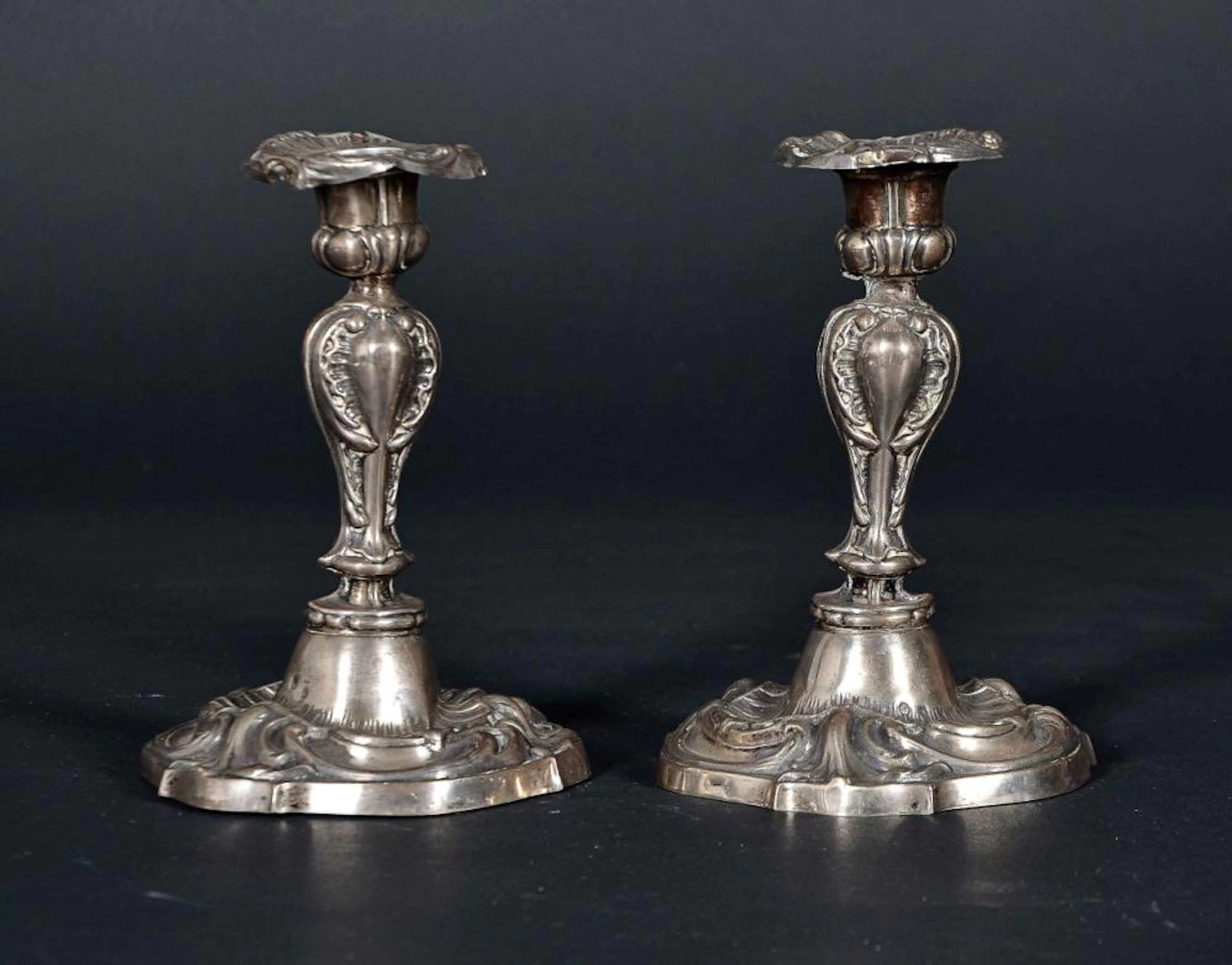 Lote compuesto por dos candeleros realizados en plata. Estilo Luis XV