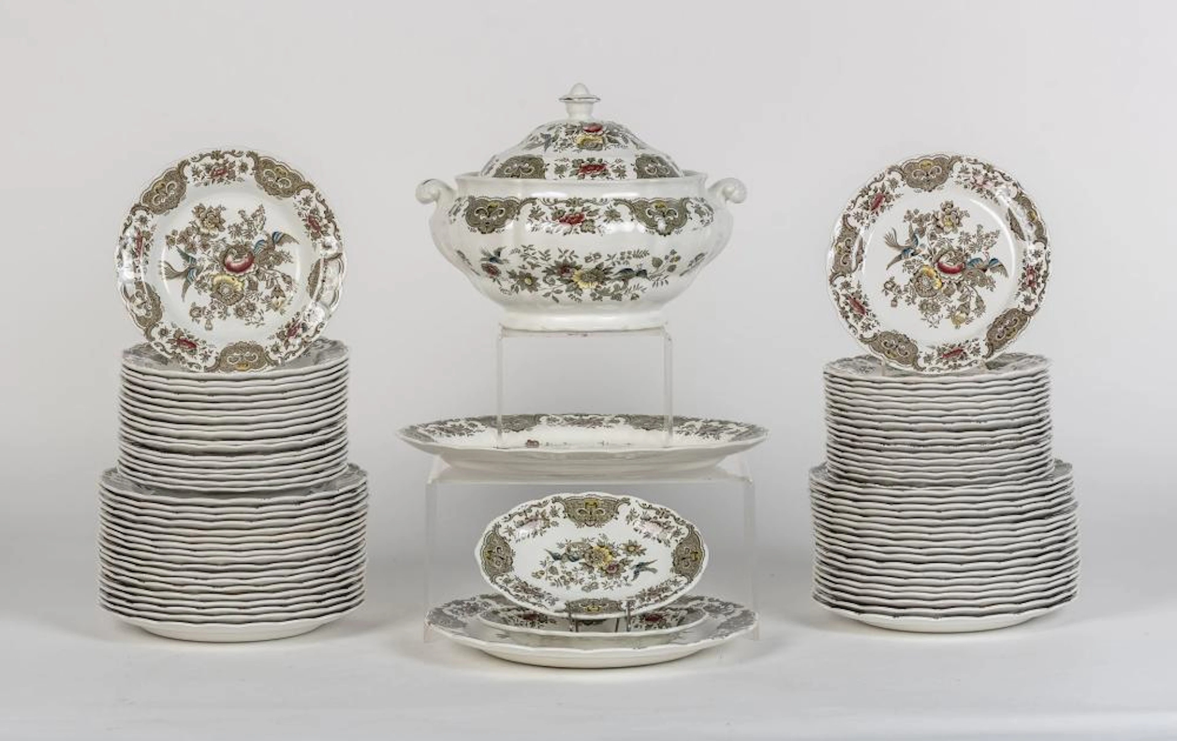 Vajilla compuesta por 77 piezas realizadas en porcelana...