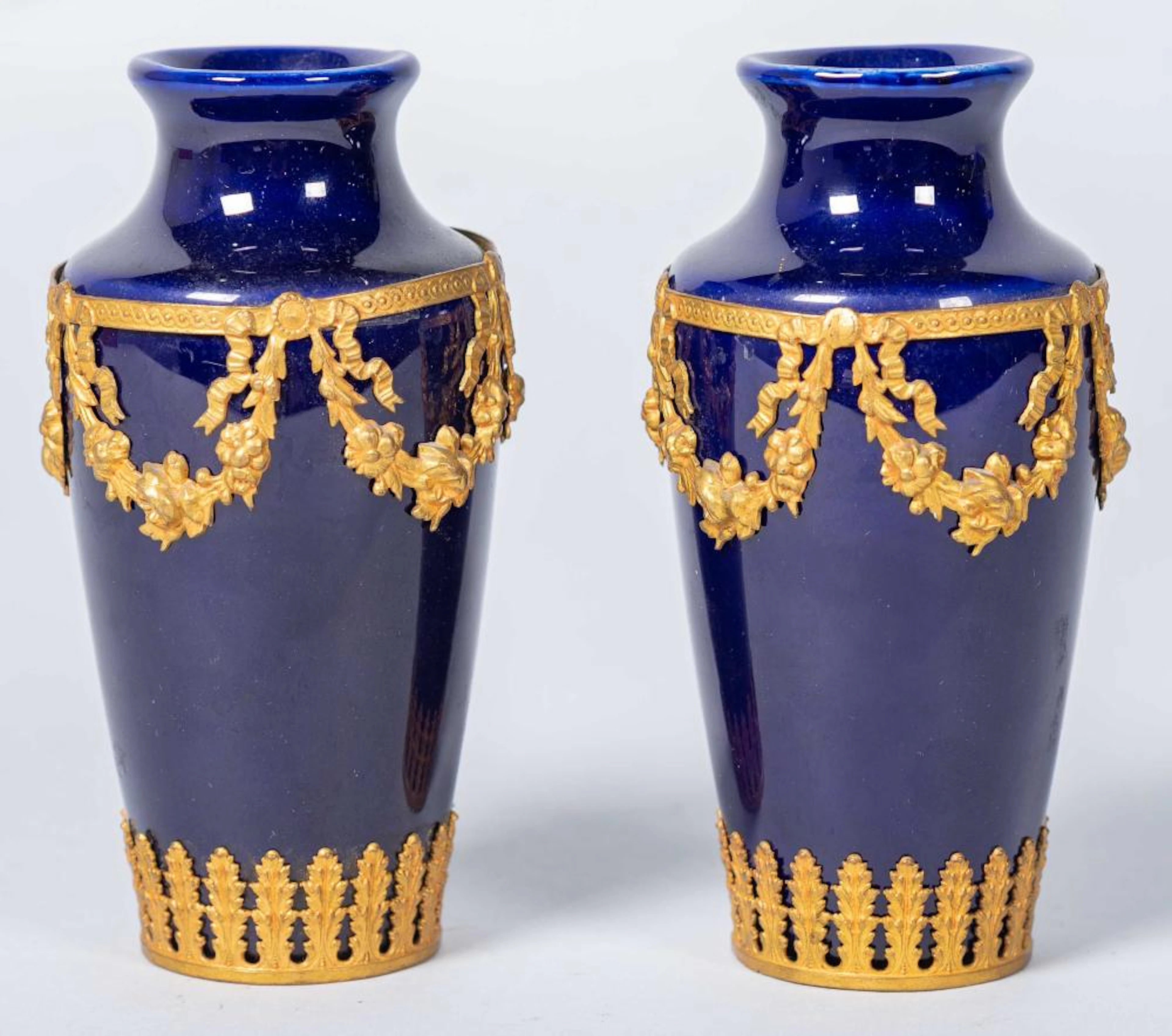 Pareja de jarrones realizados en cristal azul y bronce dorado
