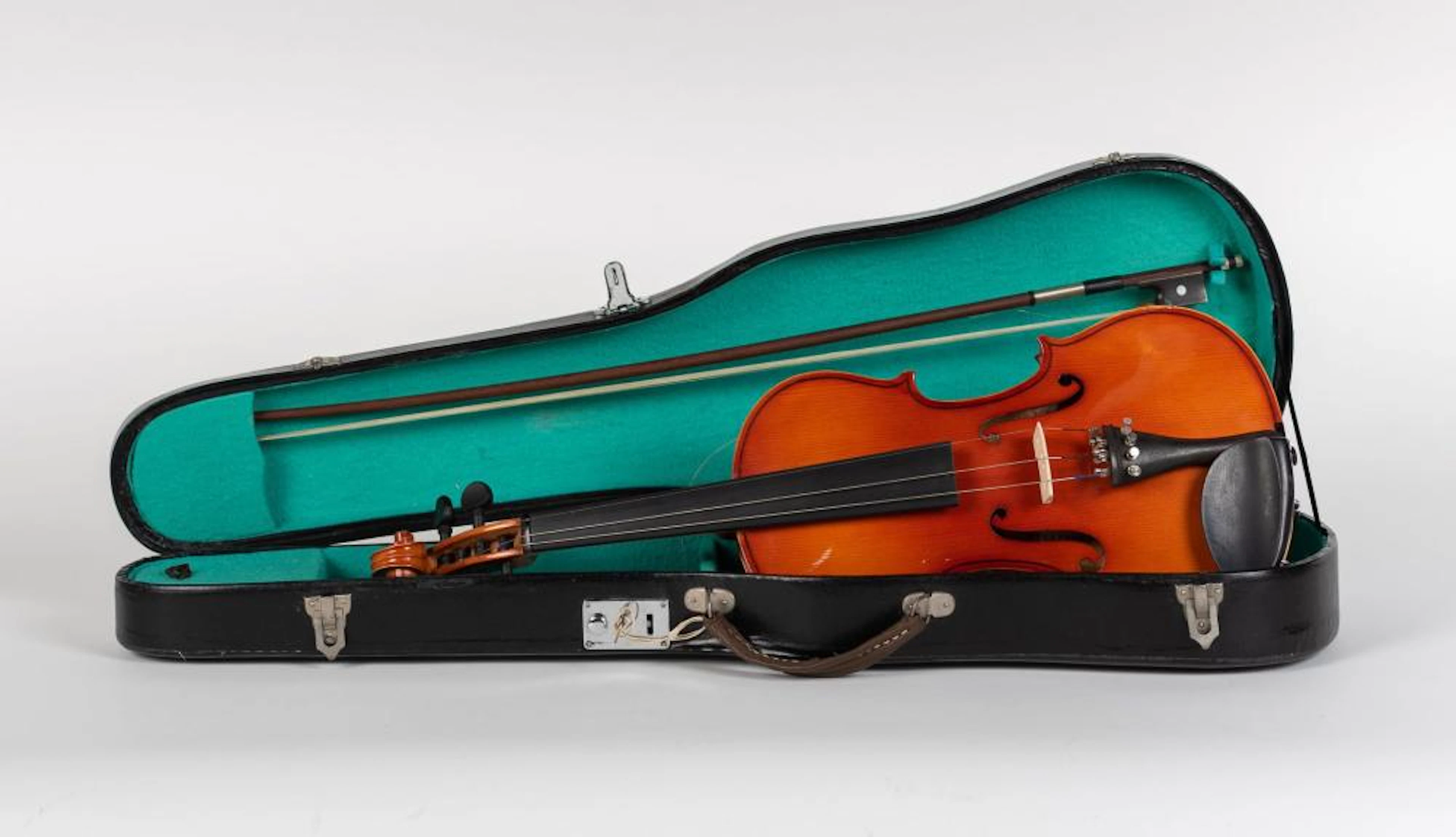 Violín con estuche.