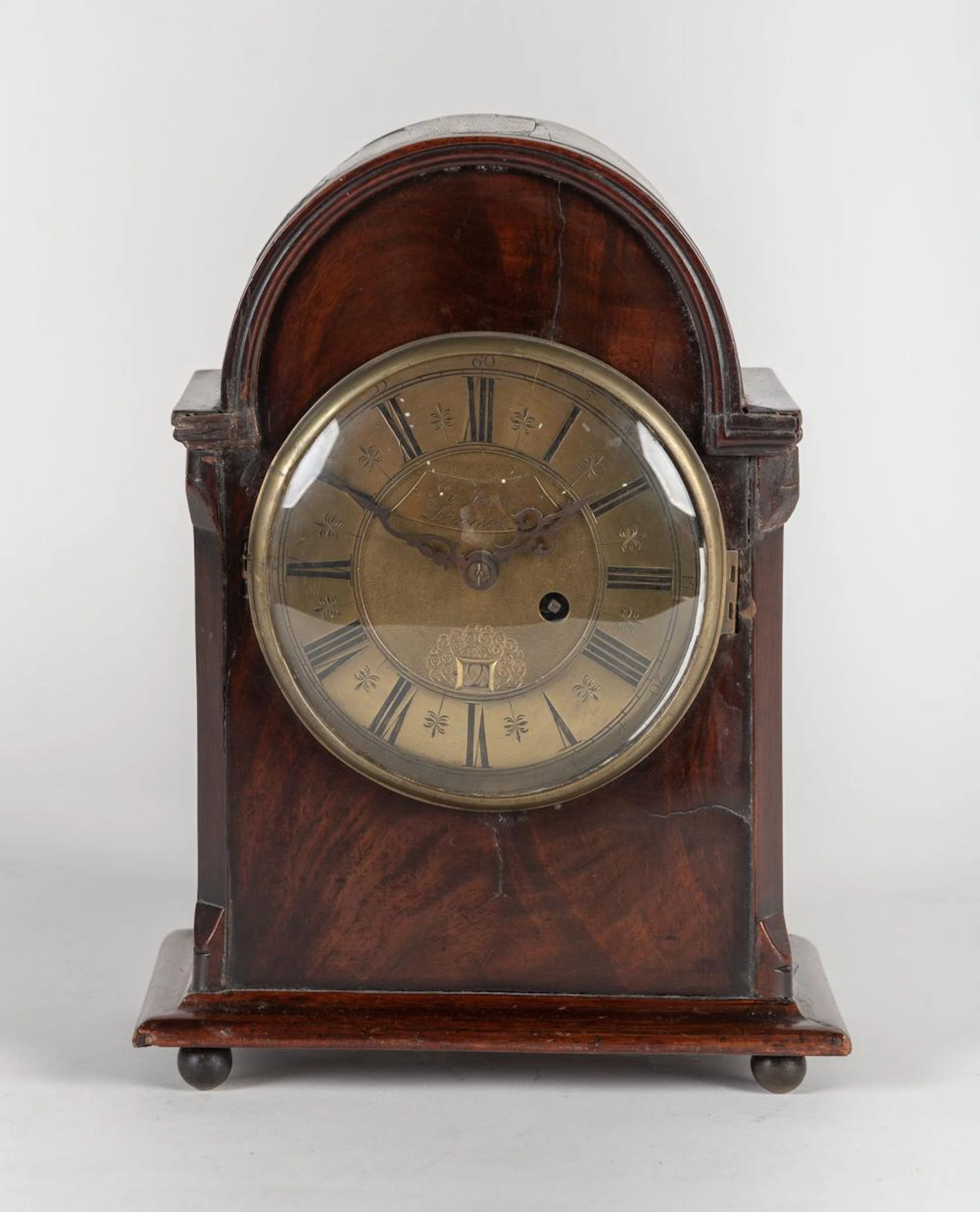 Reloj de sobremesa realizado en madera. Inglaterra. 36x26,5x16,5 cm Con fal