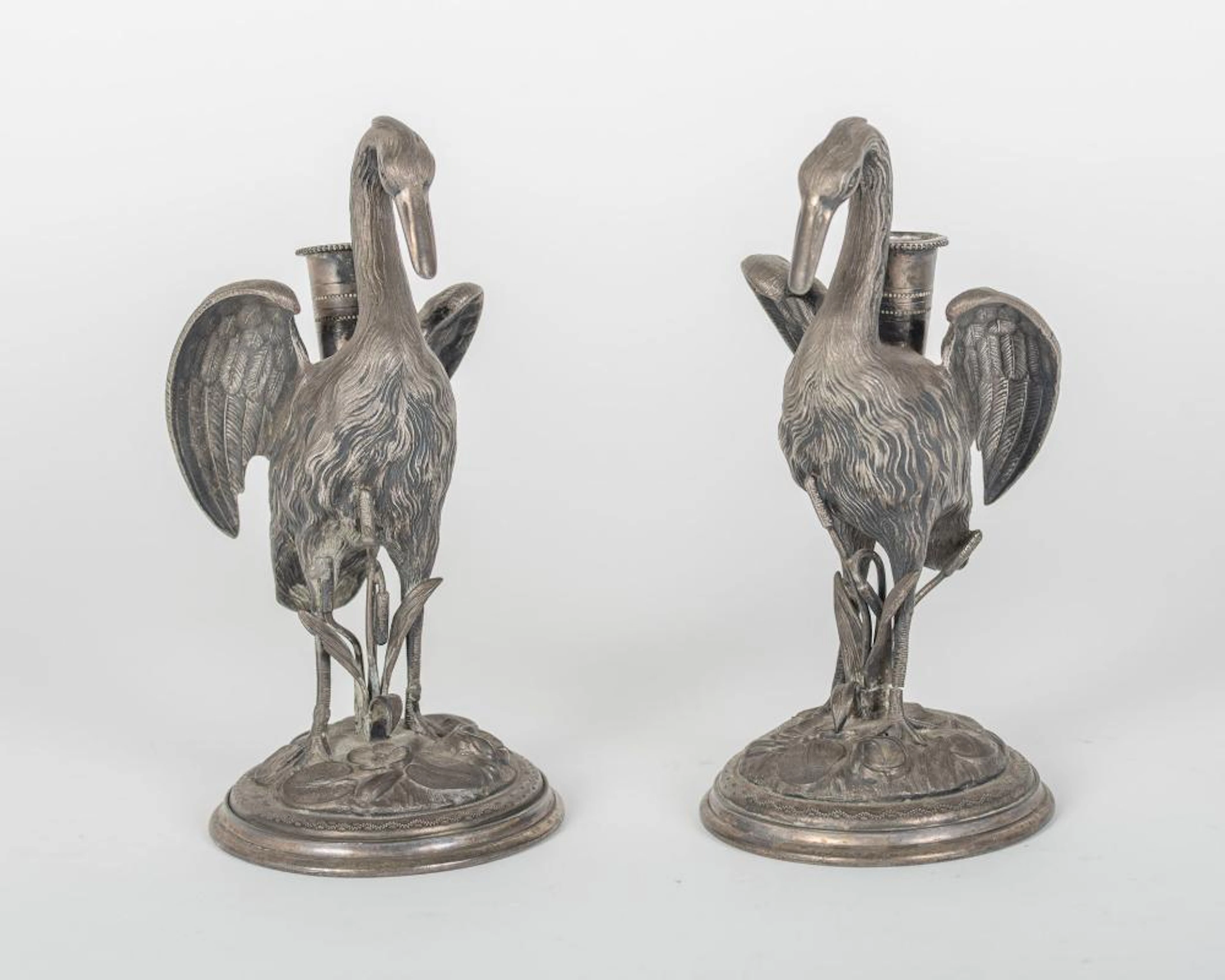 Pareja de candeleros realizados en estaño representando aves. 23x11x cm