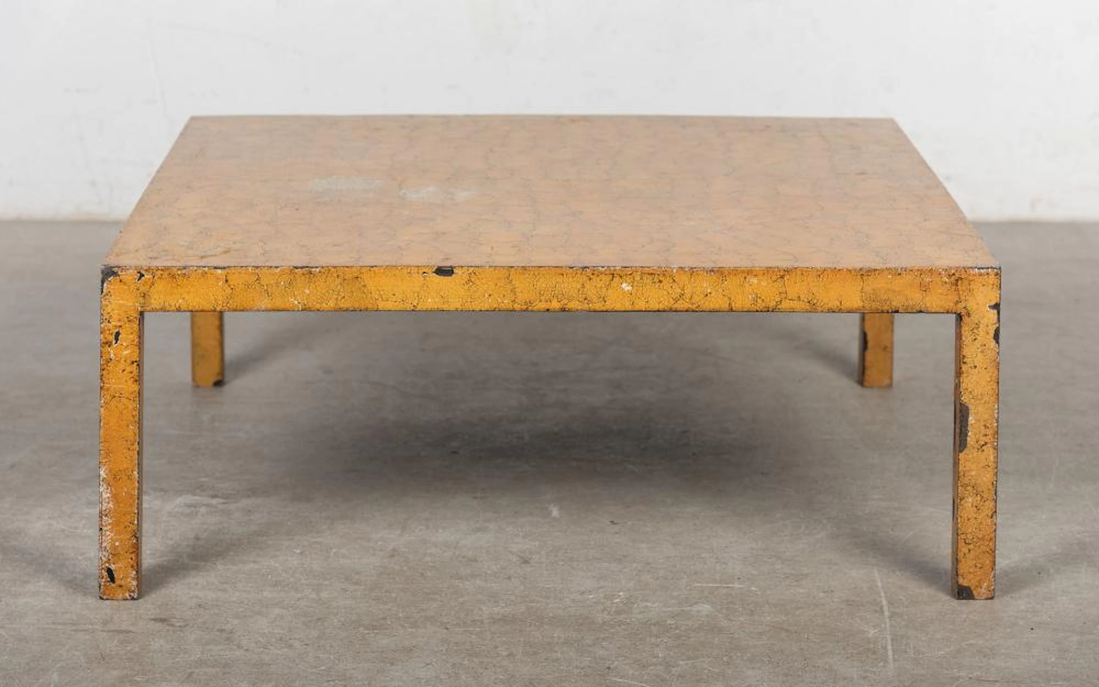 Mesa baja de centro realizada en madera lacada imitando craquelados. 34,5x9