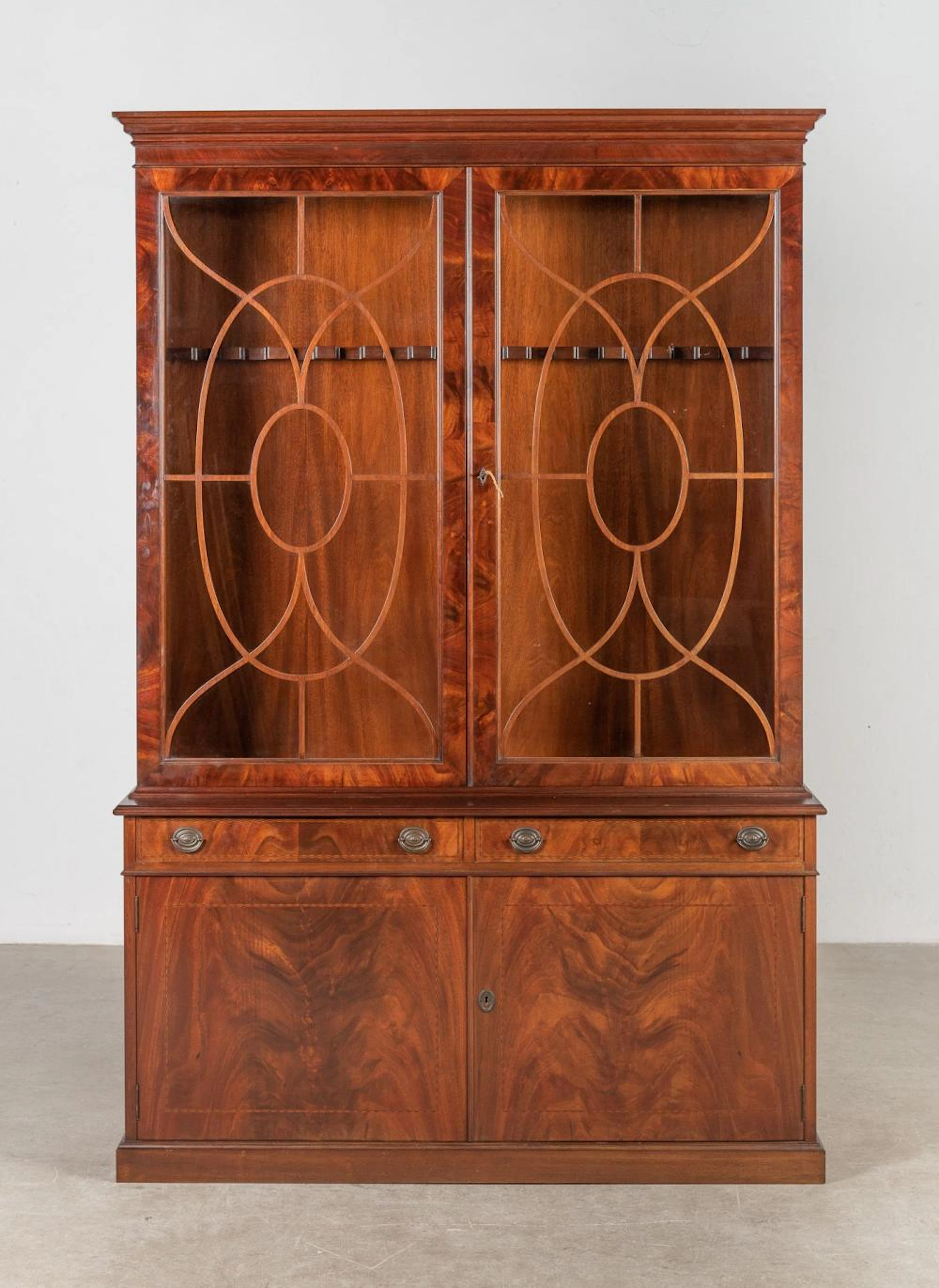 Mueble armero realizado en palma de caoba. 206x137x39 cm