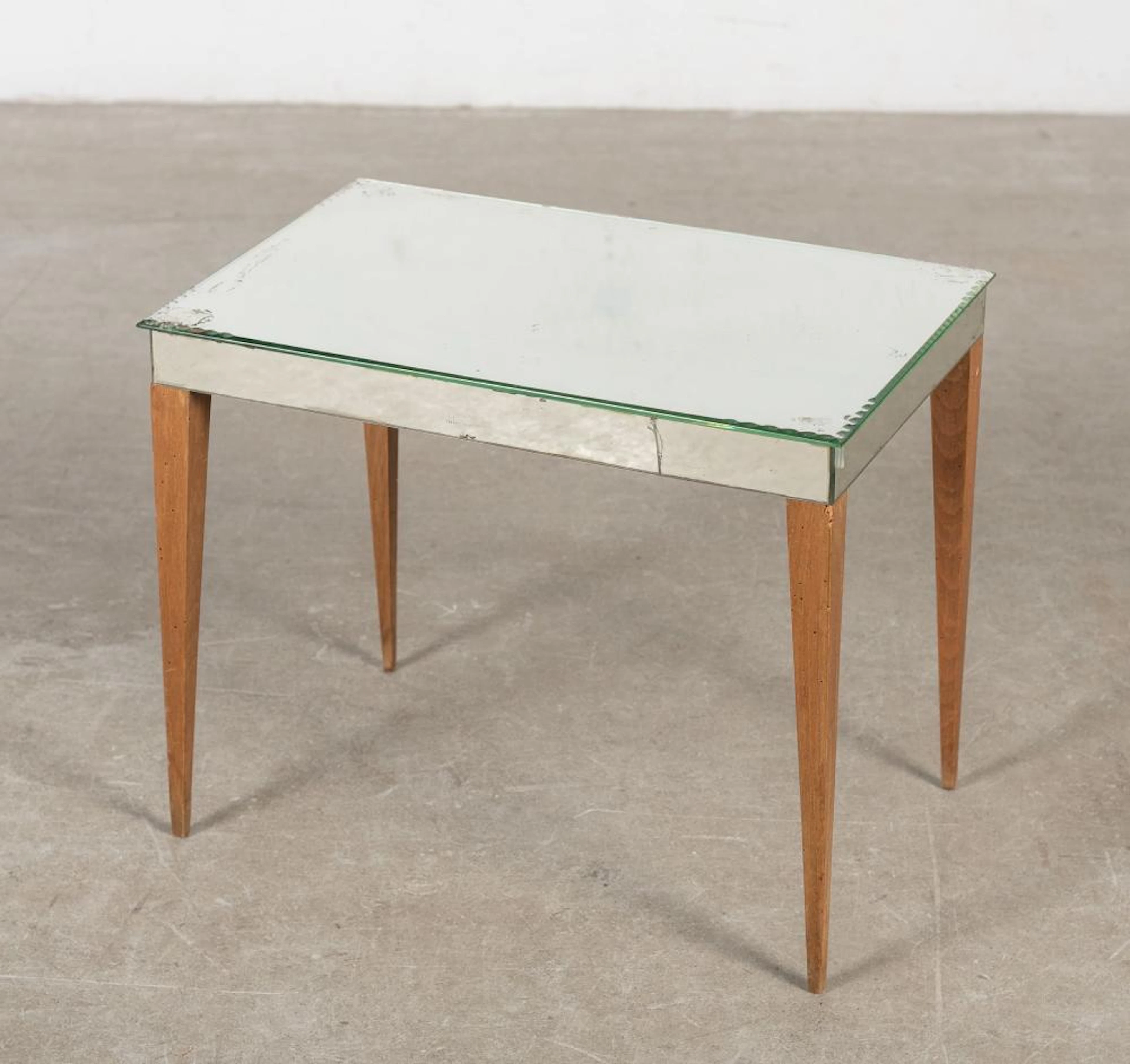 Mesita auxiliar realizada en madera y cristal espejo. 43x54x36 cm Con ataqu