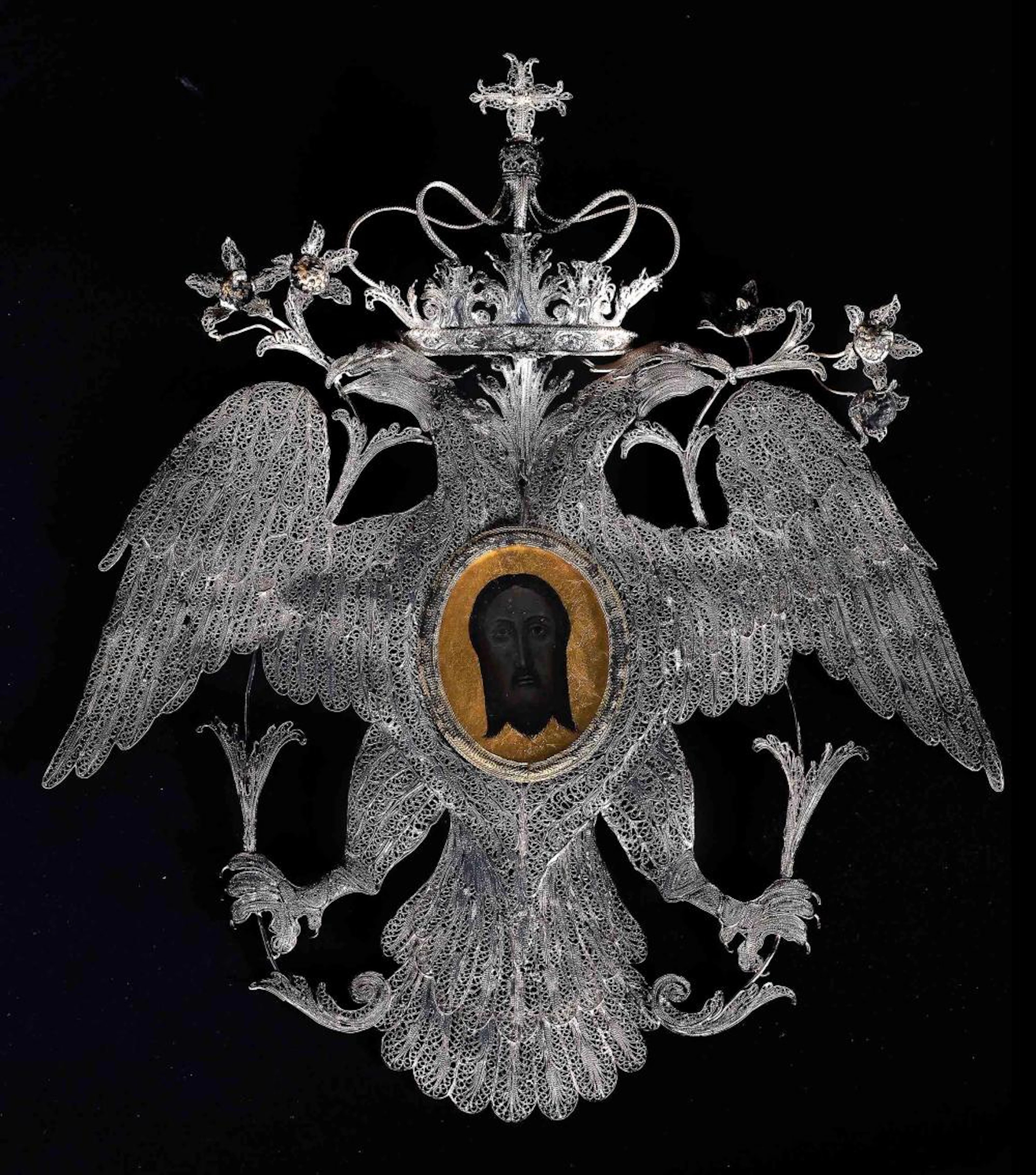 Relicario realizado en filigrana de plata con forma de águila bicéfala coronada