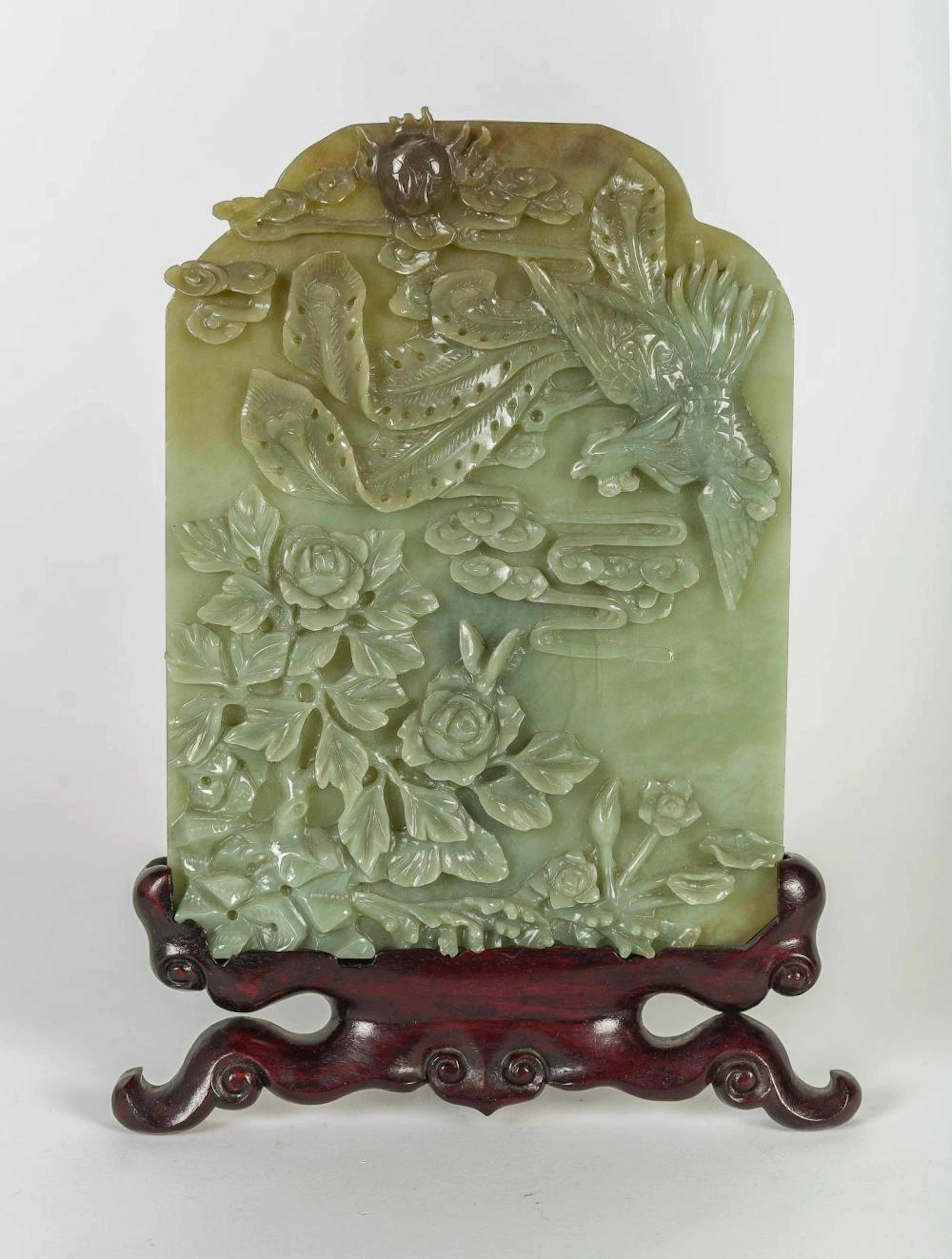 Placa realizada en jade con decoración de ave y flores y base de madera tallada