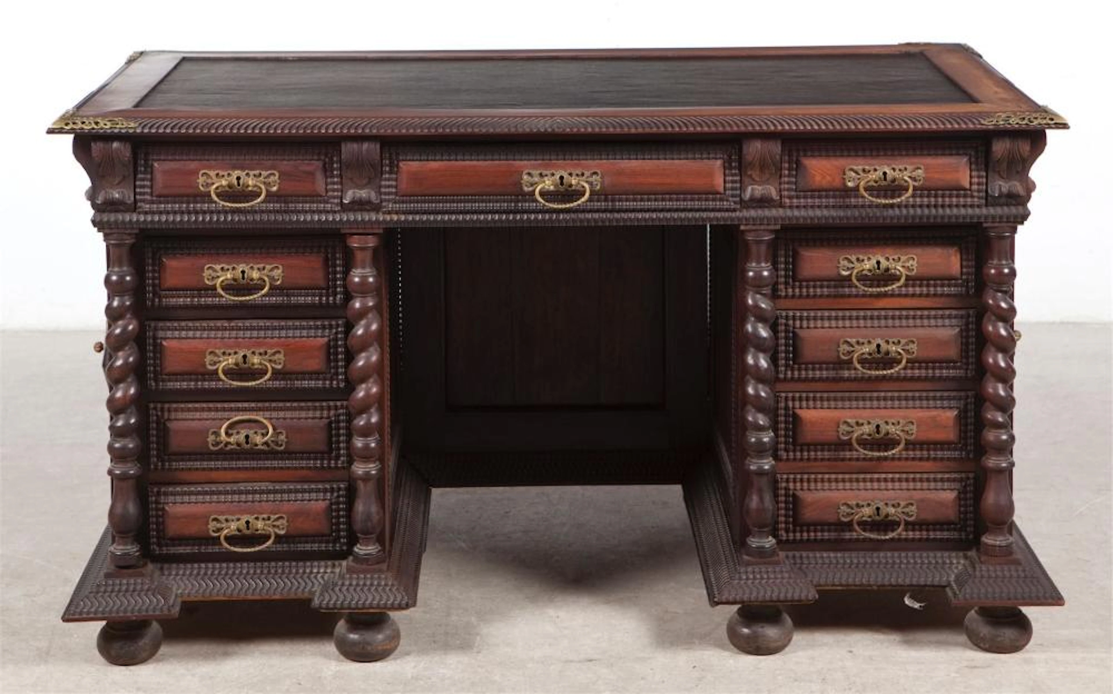 Mesa de despacho realizada en madera de palosanto. Portugal.